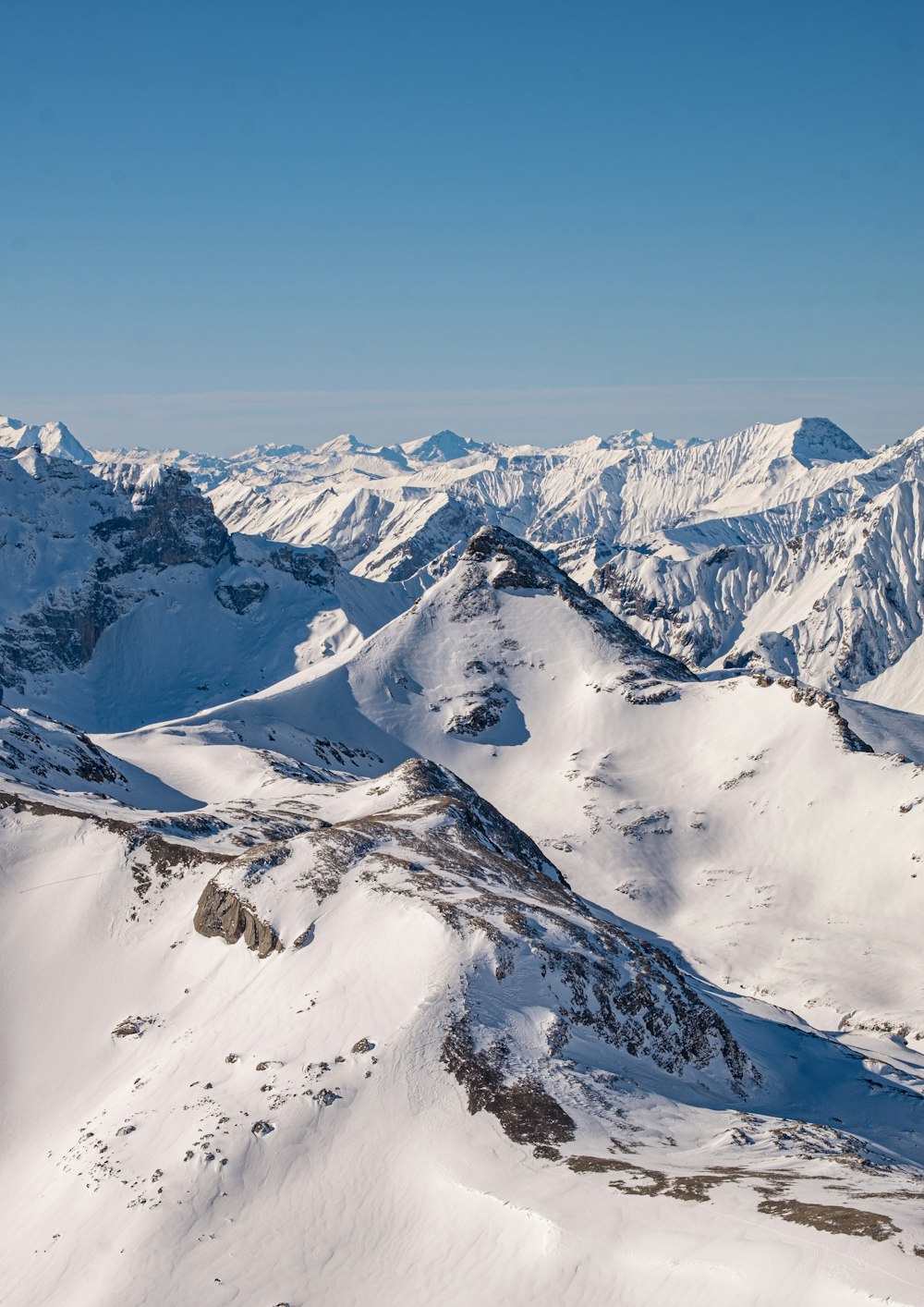 a snowy mountain range