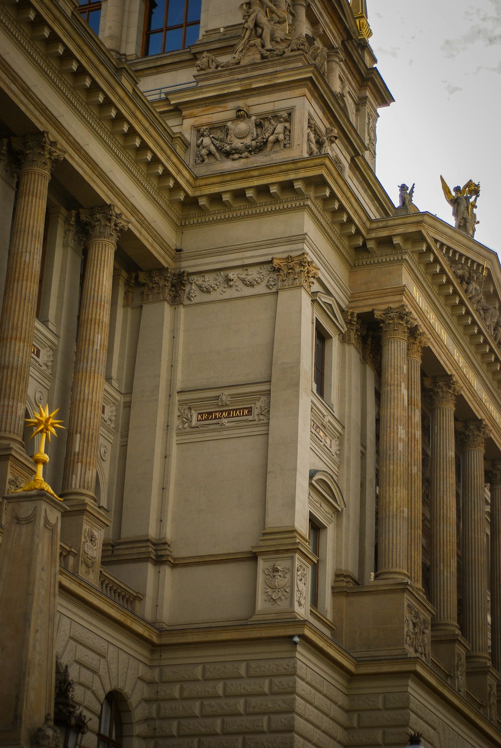 un edificio con colonne e statue