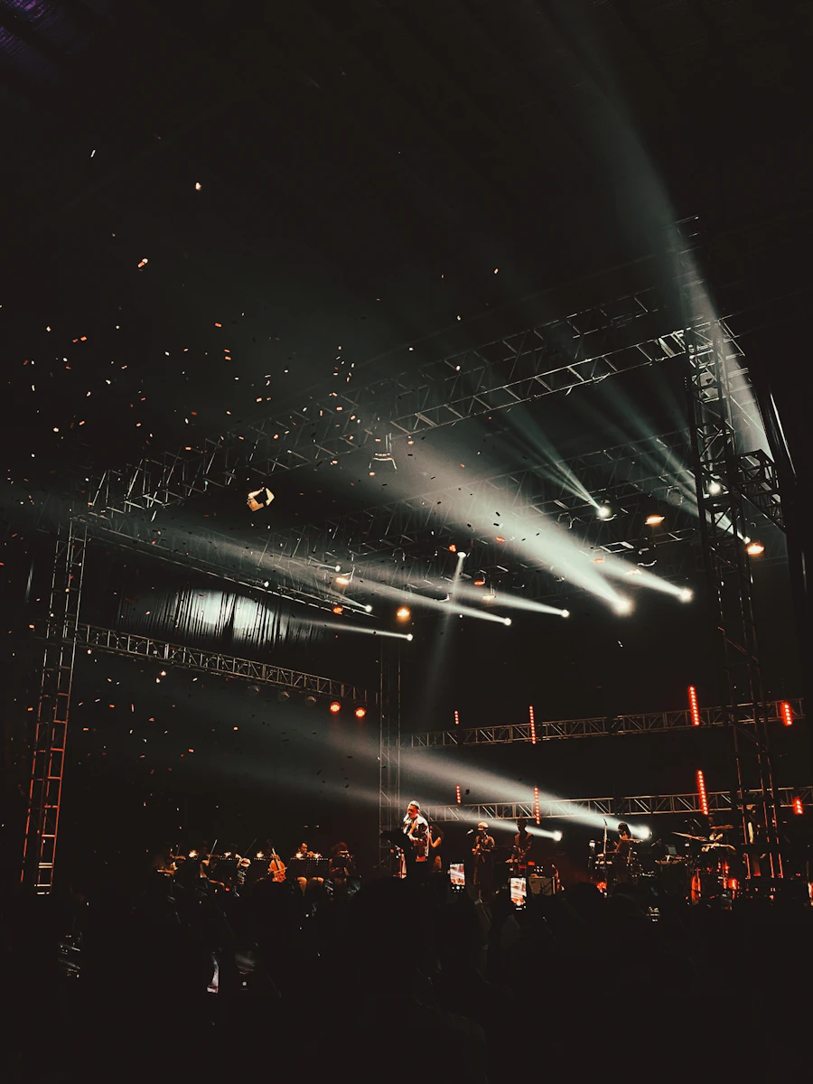 Feixes de luz de palco sobre estrutura de truss