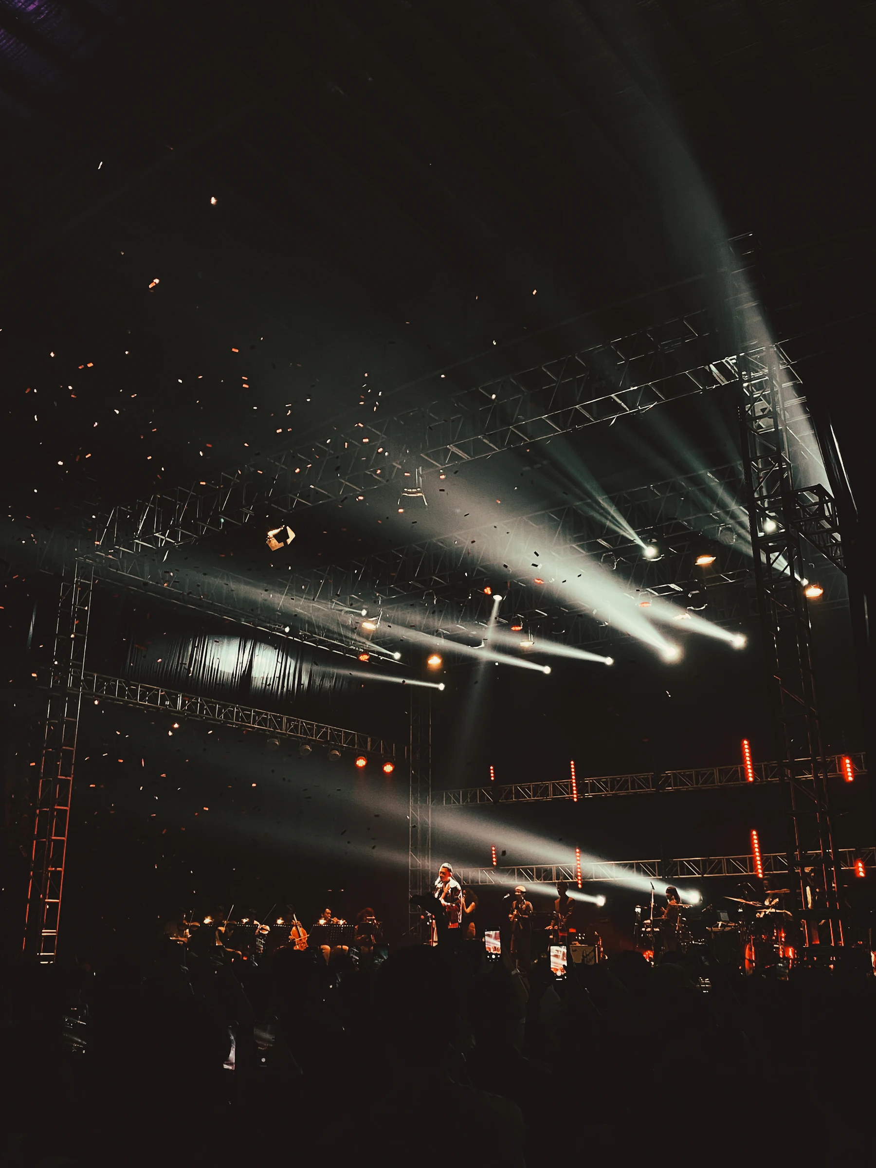 Escenario con luces y público en un show