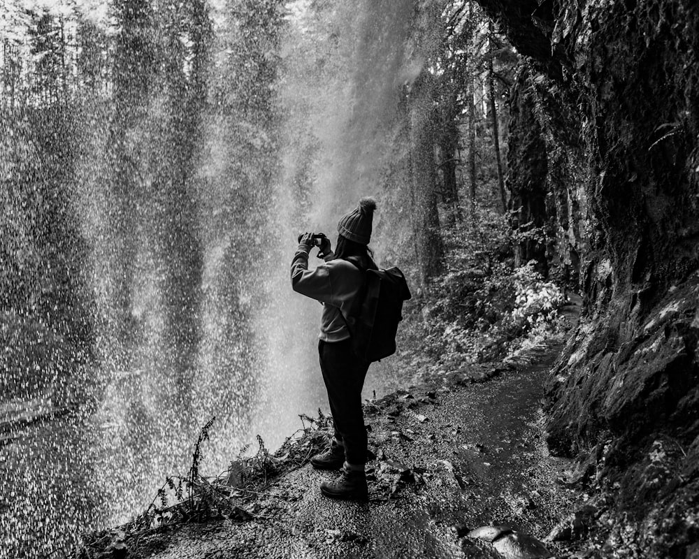 Una persona tomando una foto de un bosque