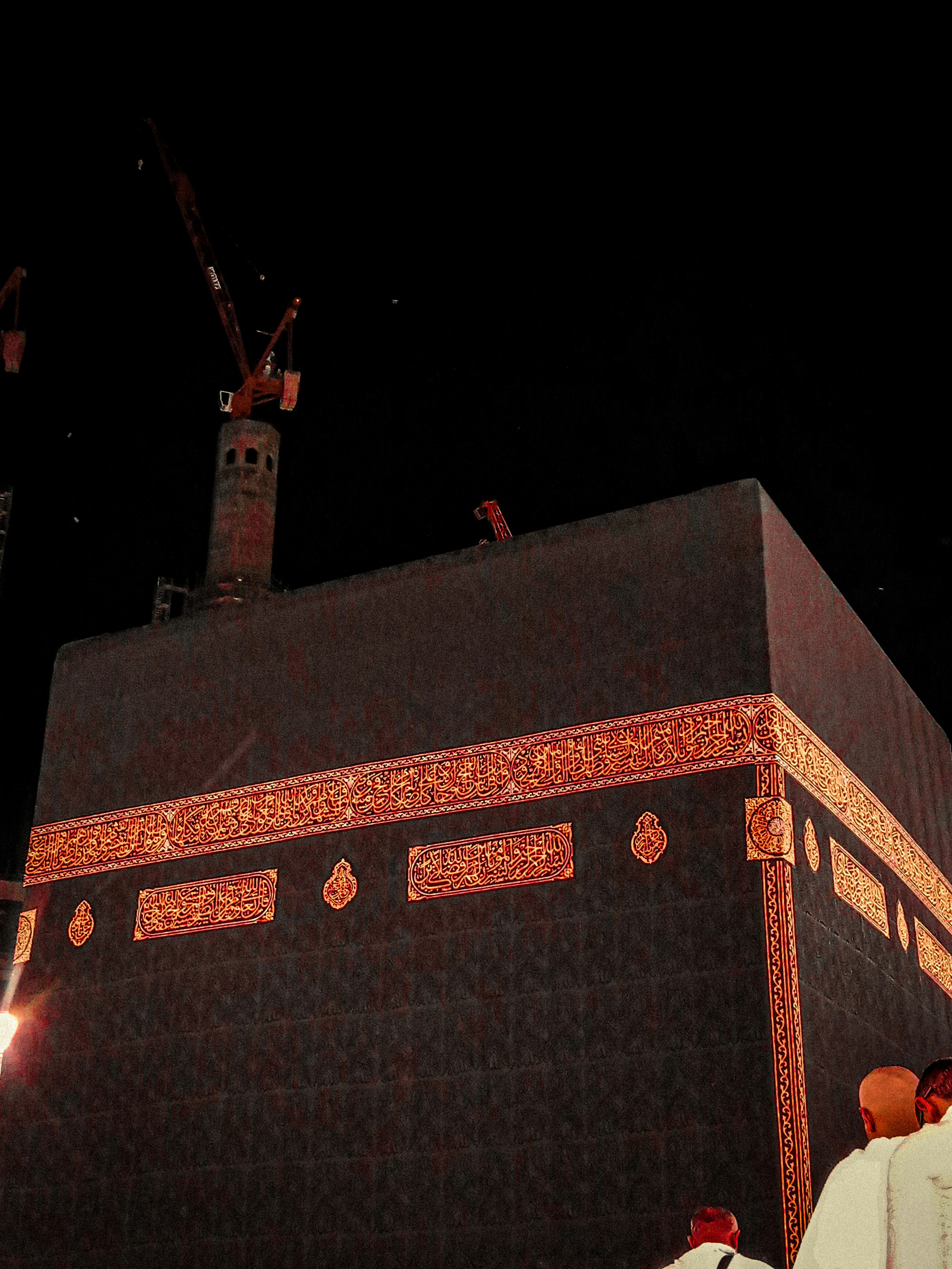 Ka'bah di malam hari dengan cahaya emas yang indah dari lampu masjid
