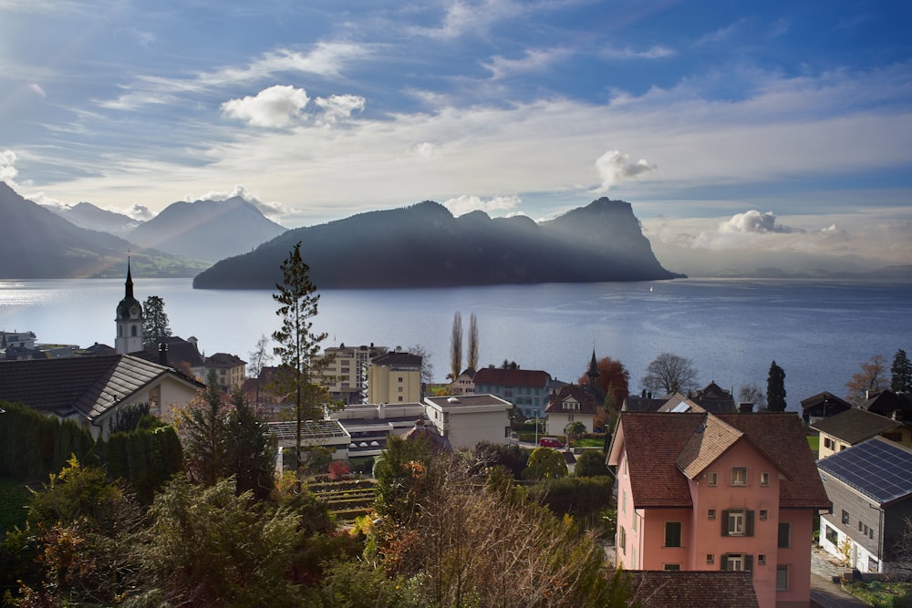 Una ciudad con un lago al fondo