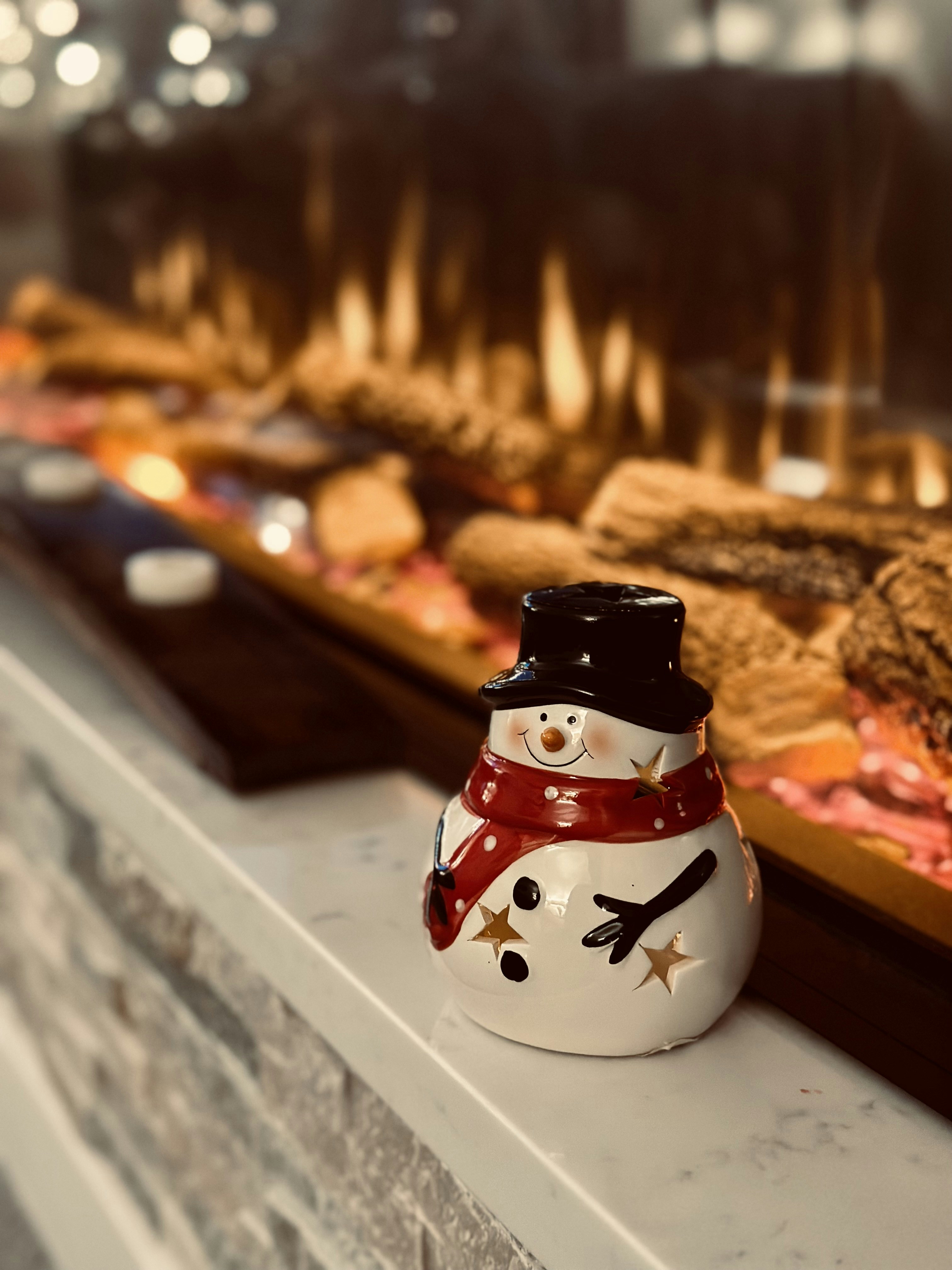 Ein kleiner Schneemann auf einem Tisch