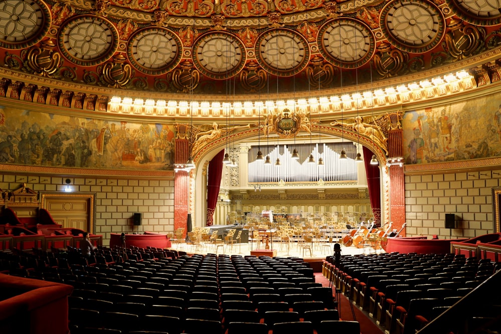 ein großes Theater mit Sitzreihen