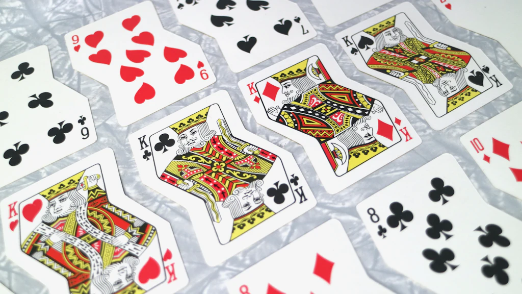 Vue de dessus d'une table de poker illustrant les positions et l'ordre d'action postflop