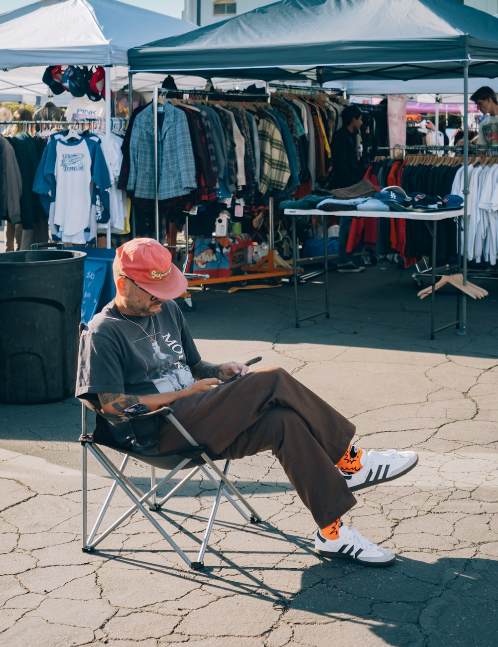 un homme assis sur une chaise à l’extérieur