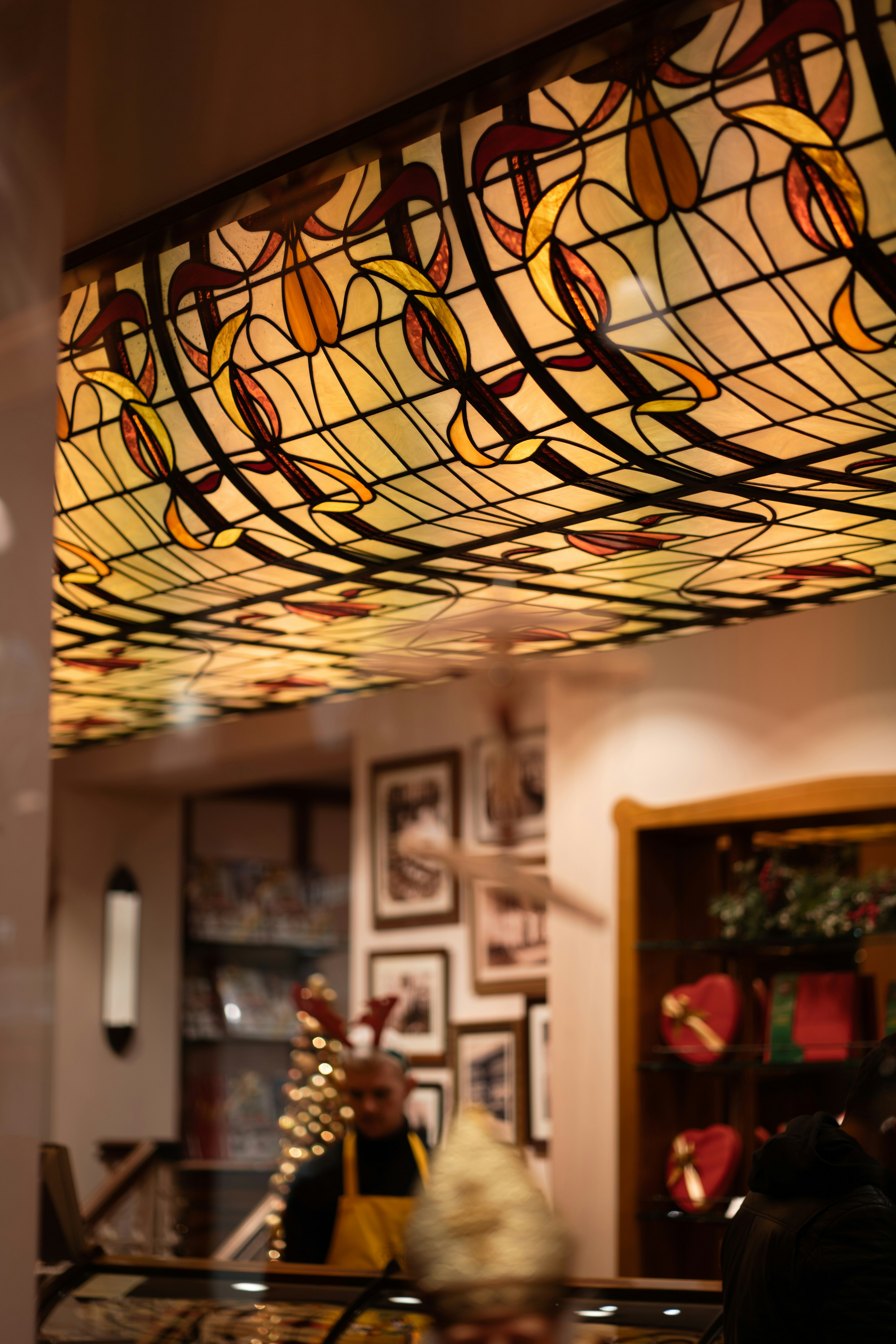 uma pessoa segurando uma corda de luzes