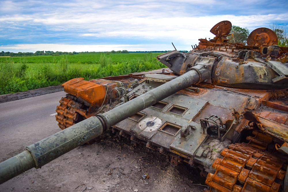 Ein Panzer auf einer Straße