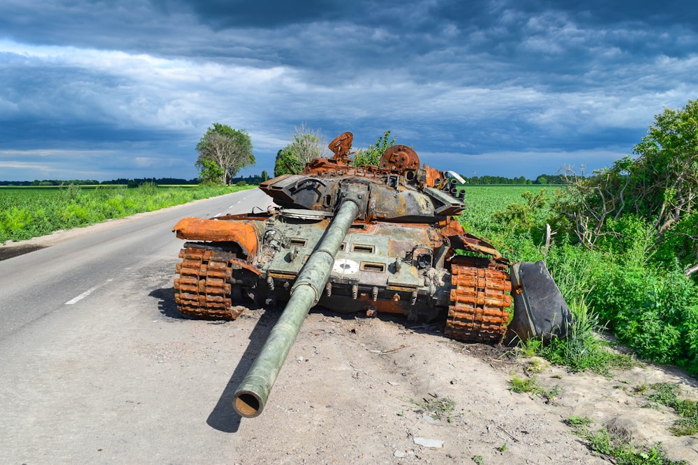 un tanque al costado de una carretera