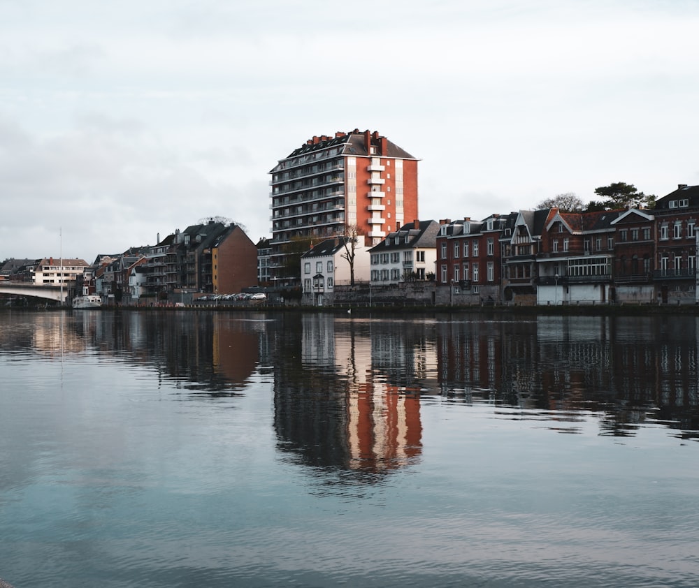 un cuerpo de agua con edificios a lo largo de él