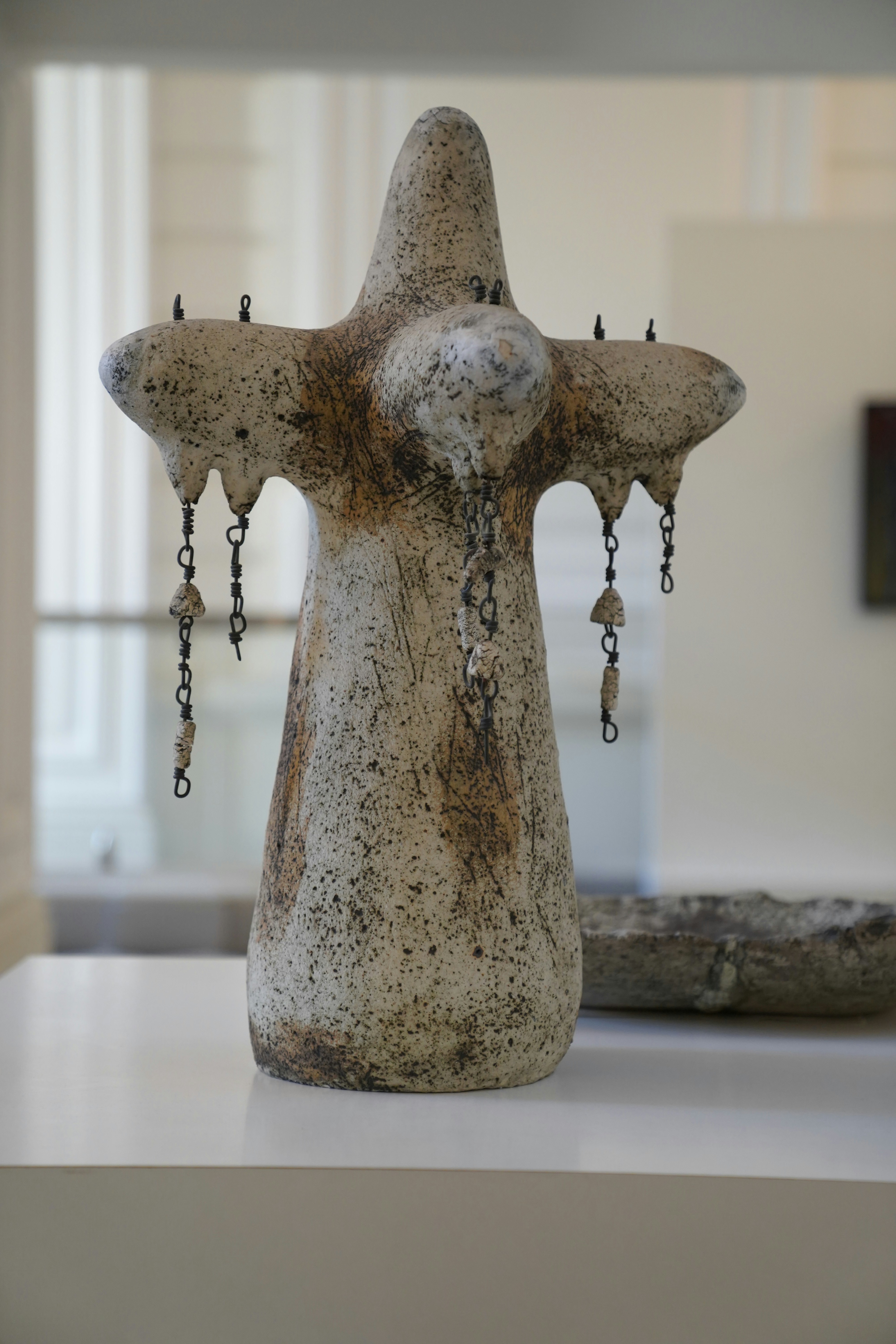 eine Vase mit einem Totenkopf darauf