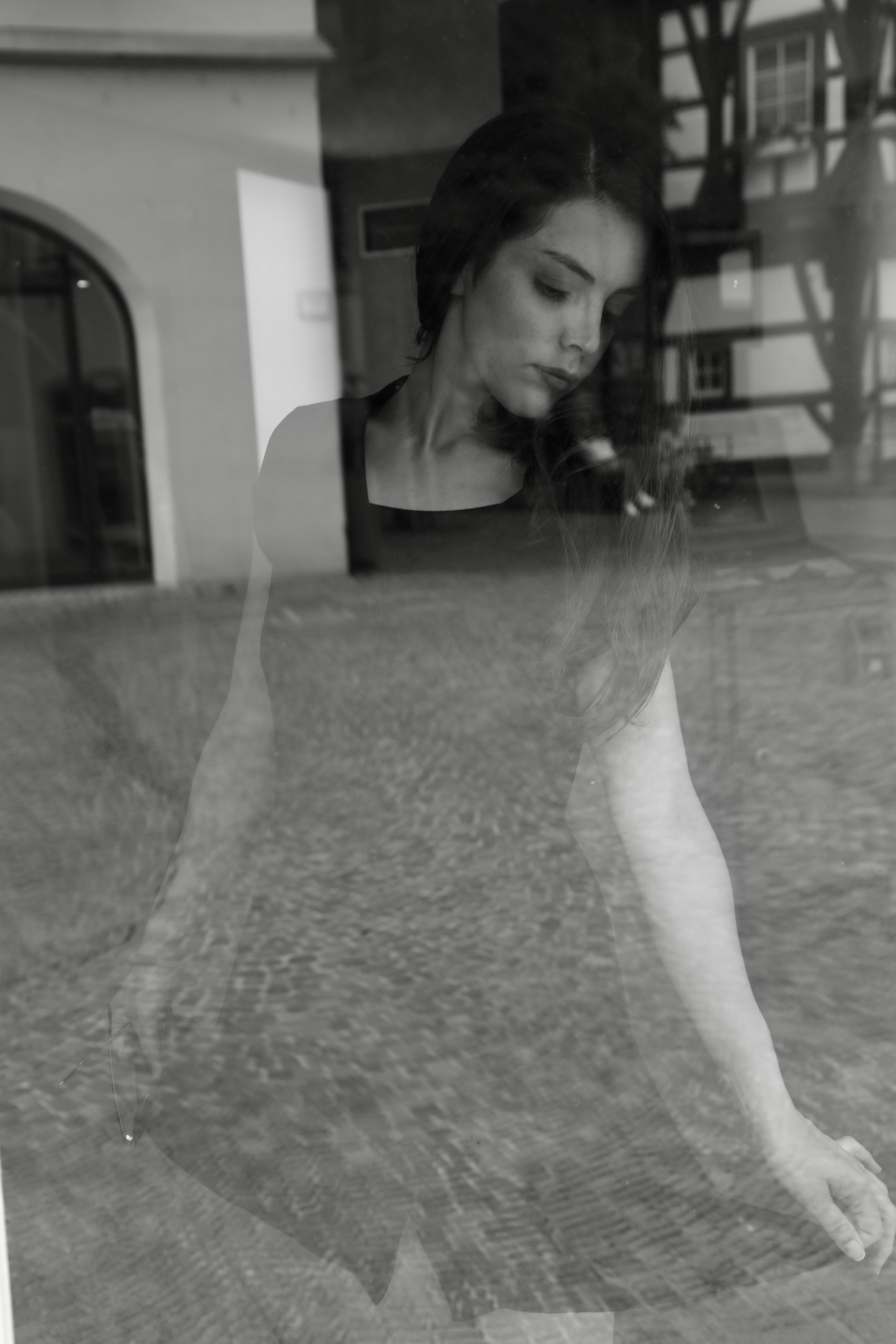 una persona con la mano en la cara