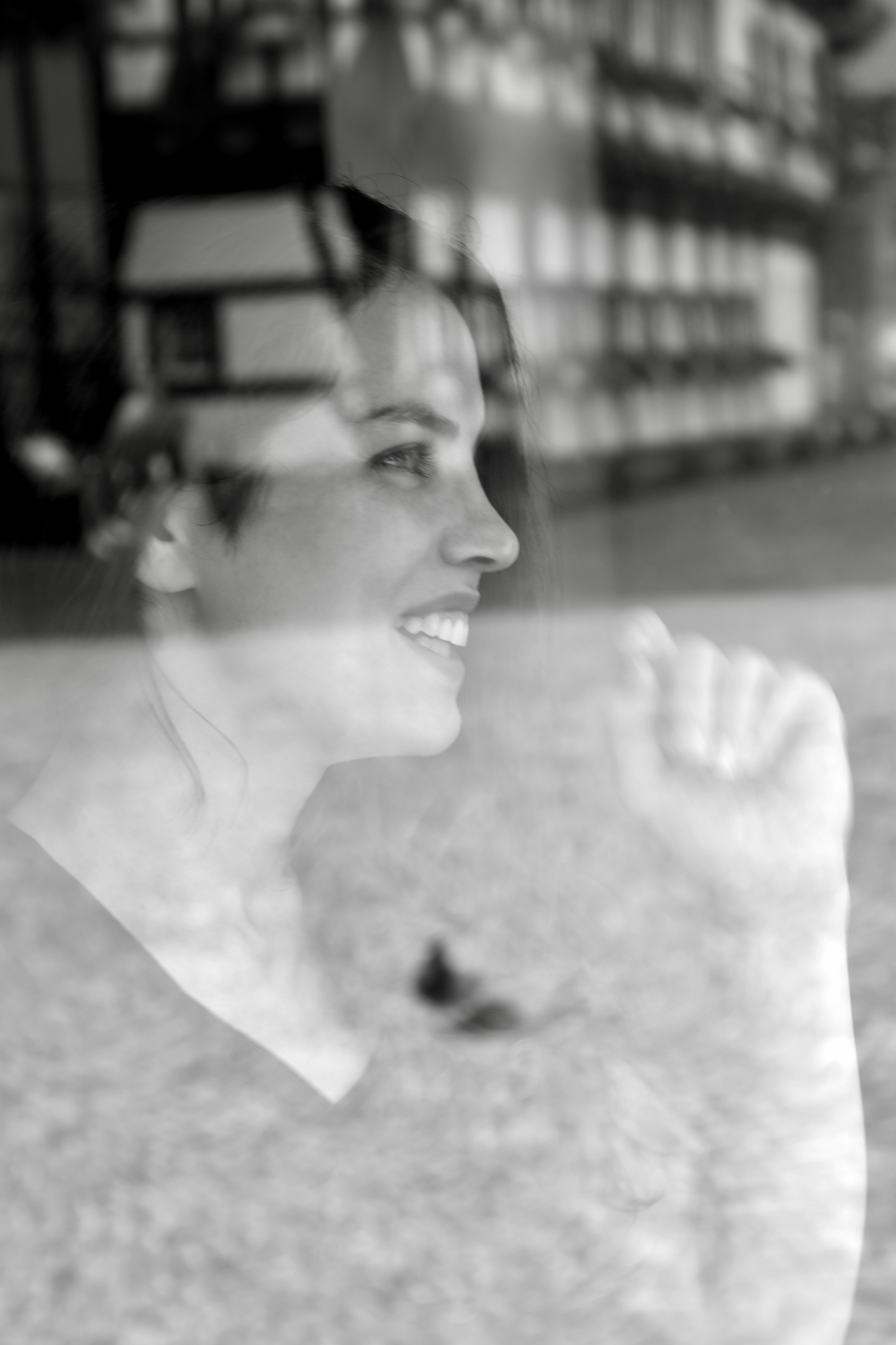 una persona sosteniendo un pájaro