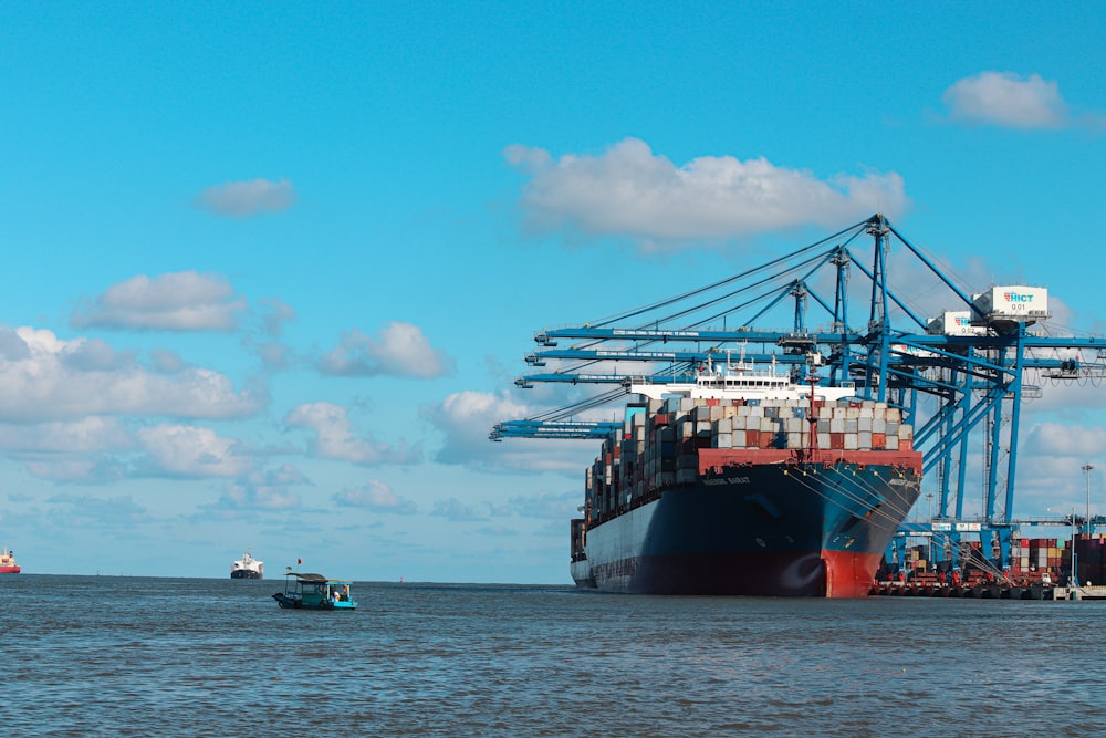 Ein großes Schiff im Wasser