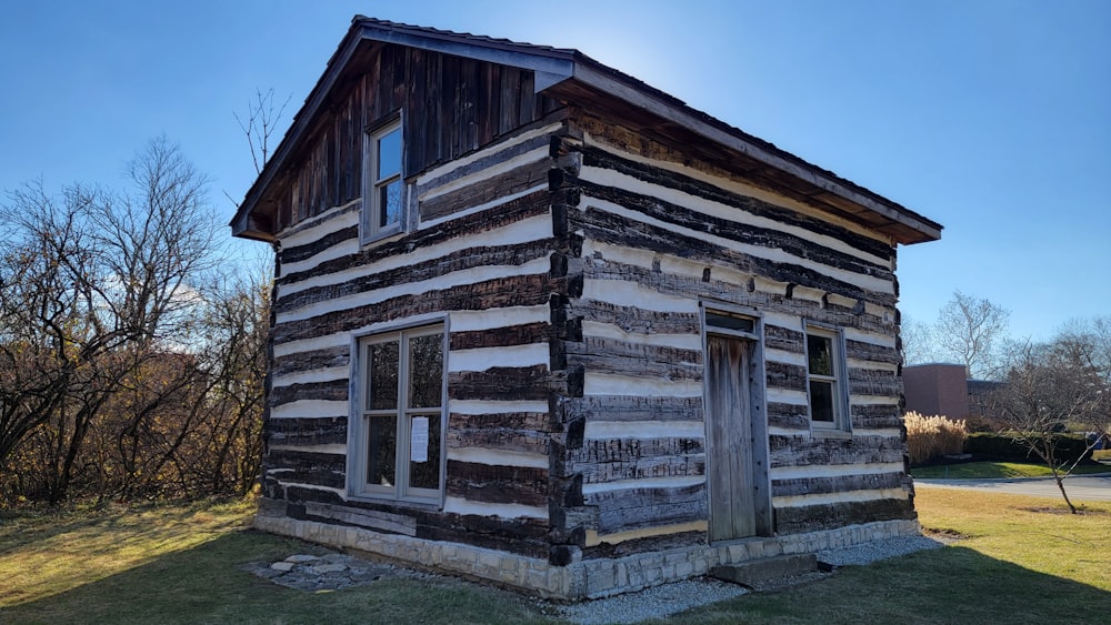 una casa di legno con un grande cortile anteriore