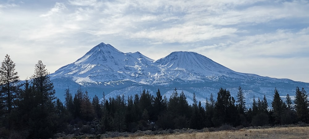 a snowy mountain range