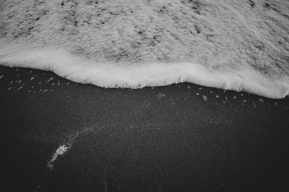 Une vague blanche dans l’océan