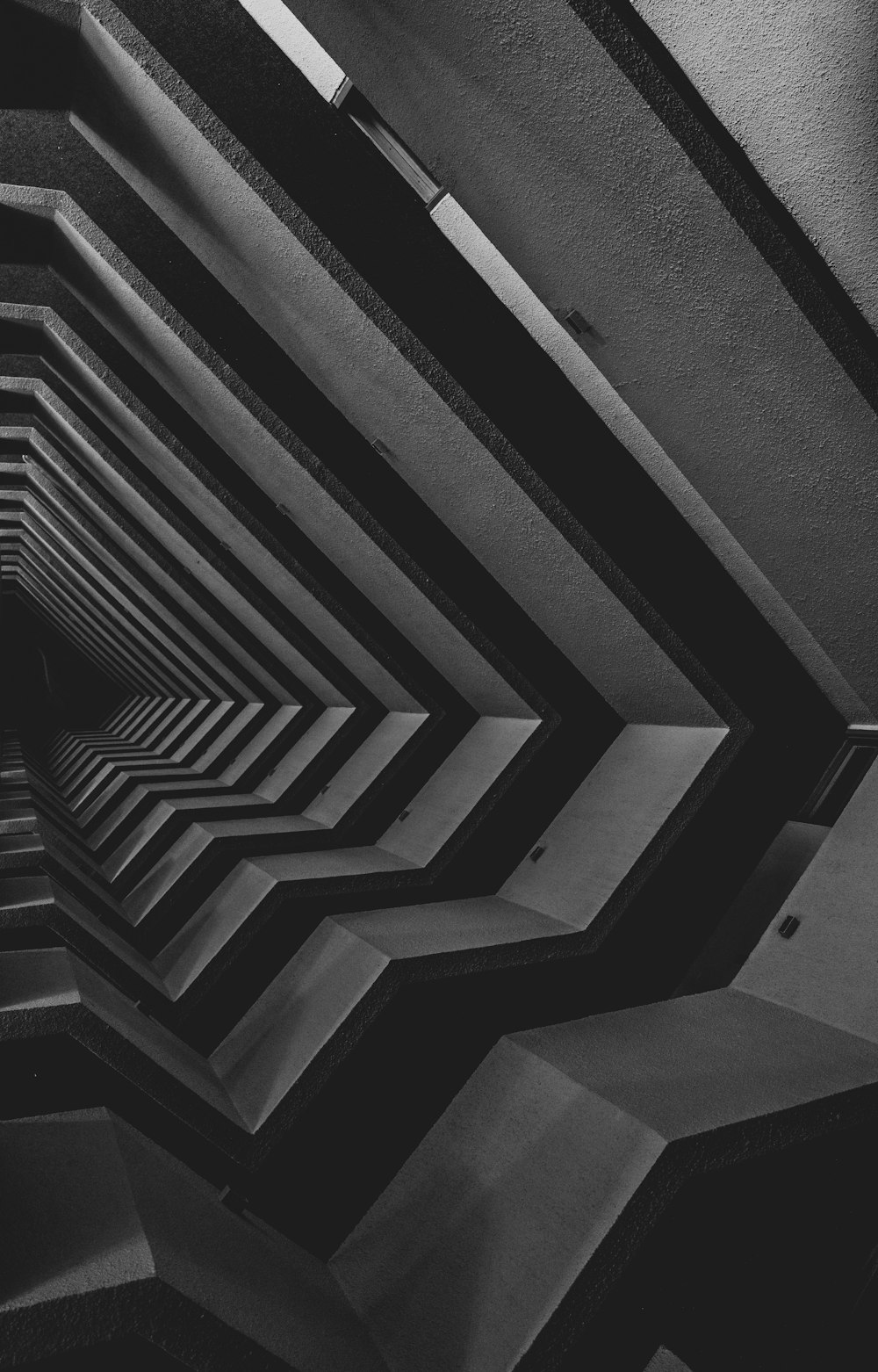 Un primer plano de una foto en blanco y negro de una escalera a rayas blancas y negras