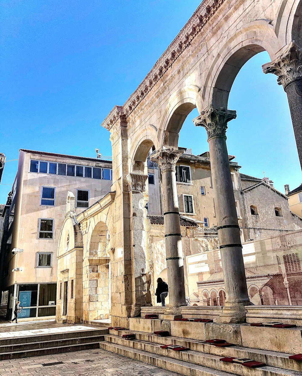 a building with pillars