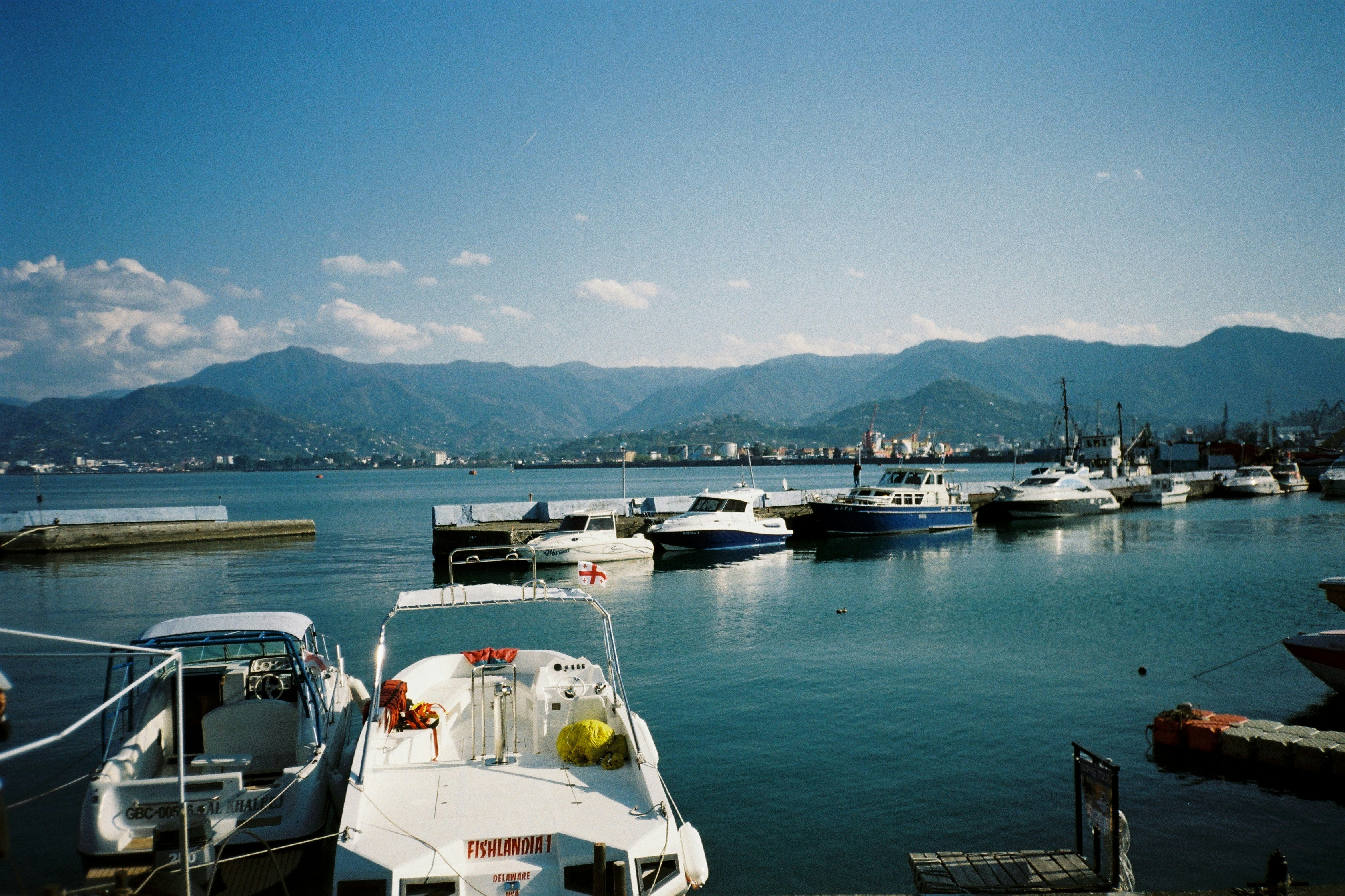 группа лодок в гавани