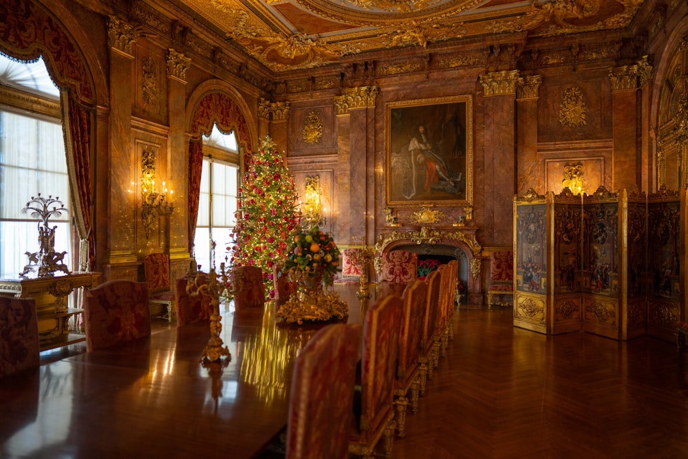 uma sala grande com uma árvore de Natal