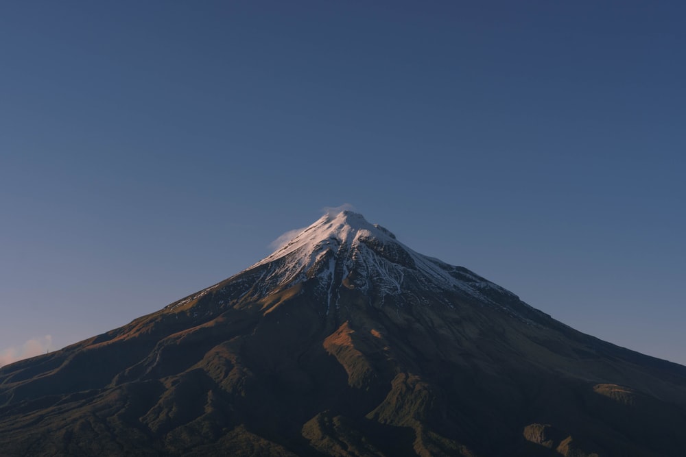 Ein Berg mit Schnee