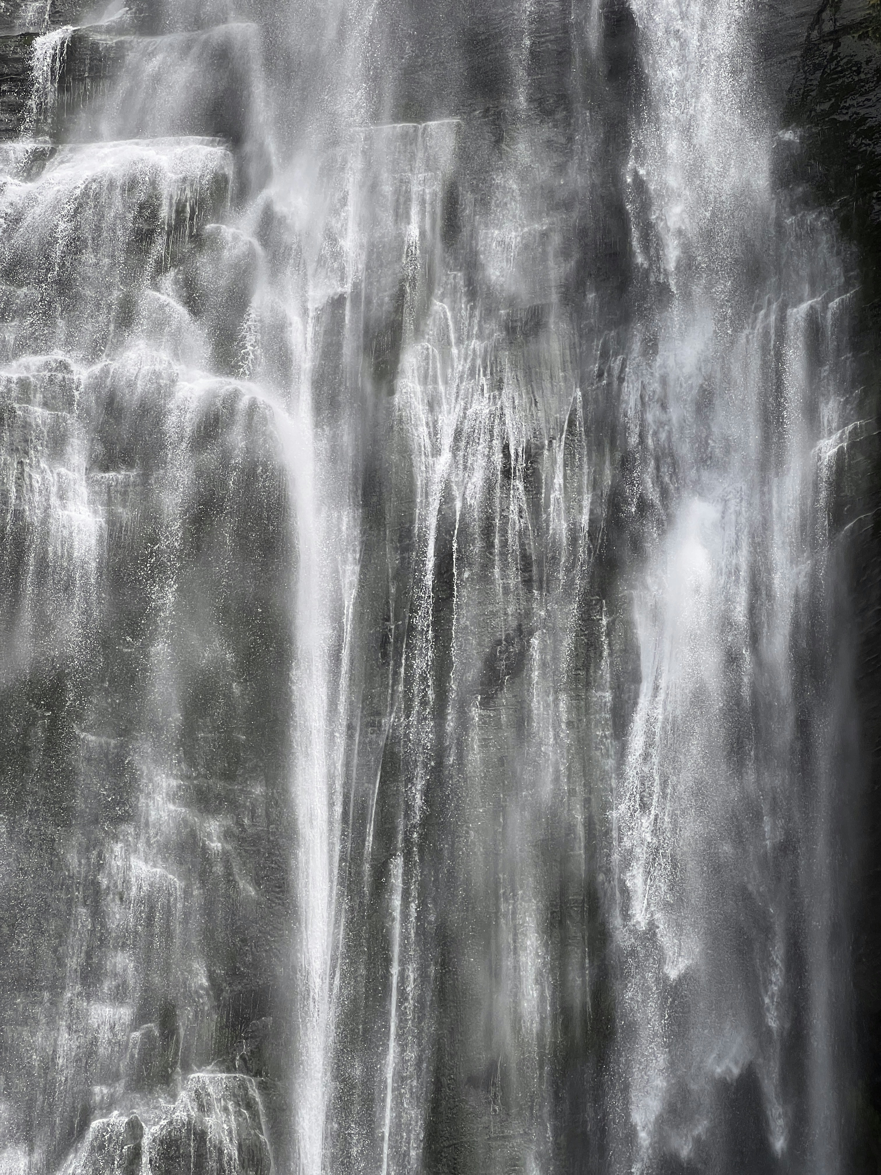 une cascade avec un fond noir