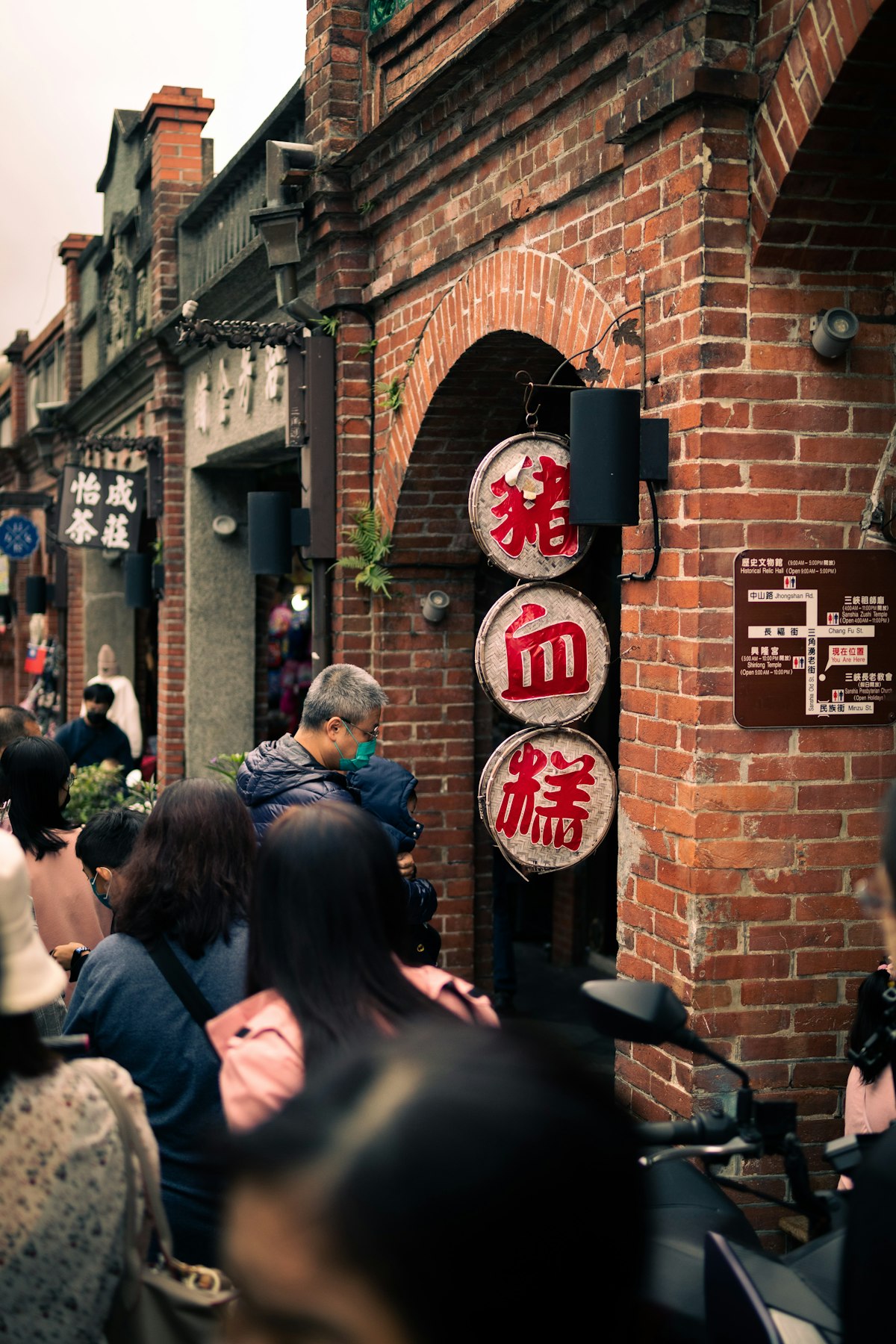 台湾老街红砖立面与牌坊，古朴商业街景