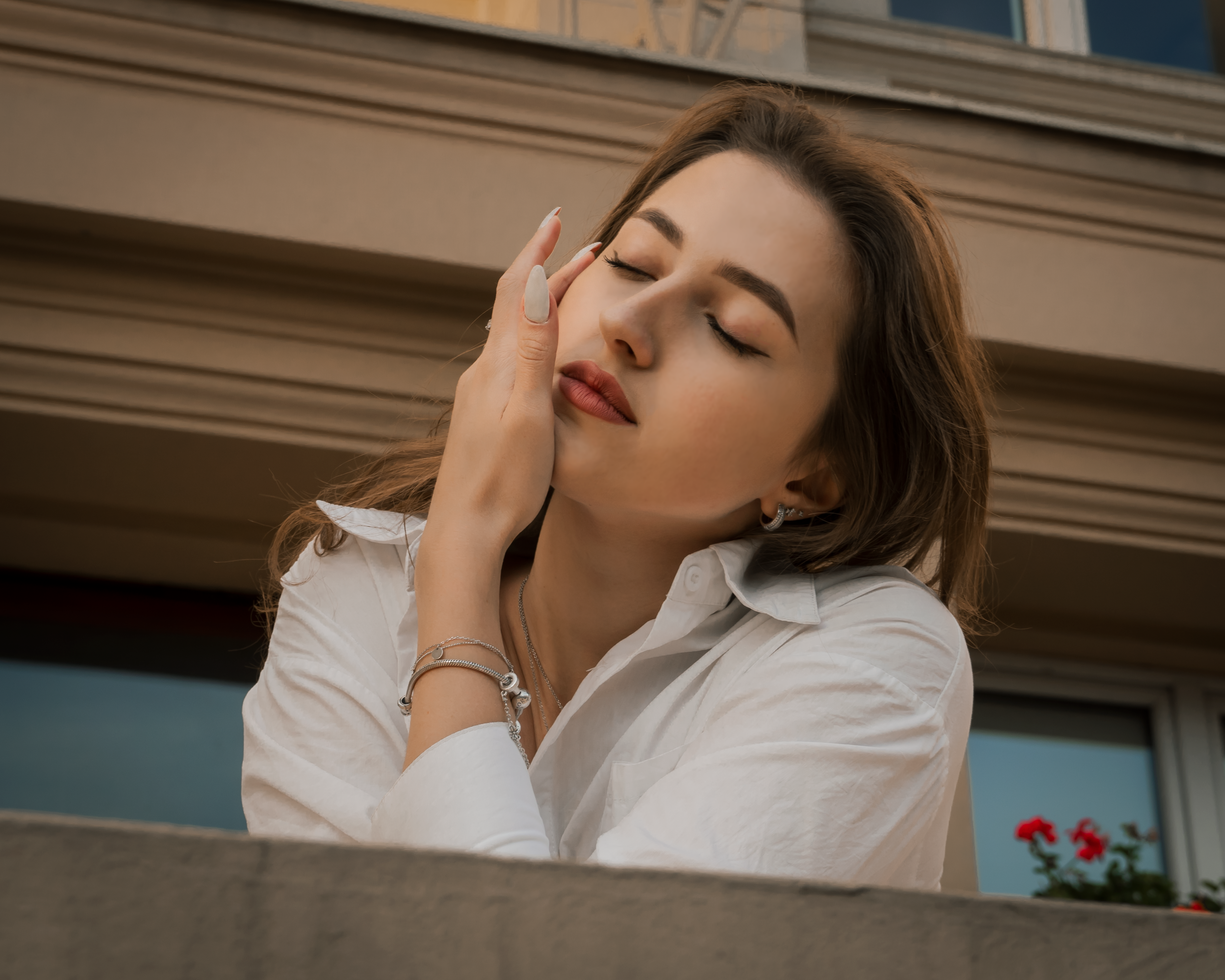 눈을 감고 휴식하는 사람