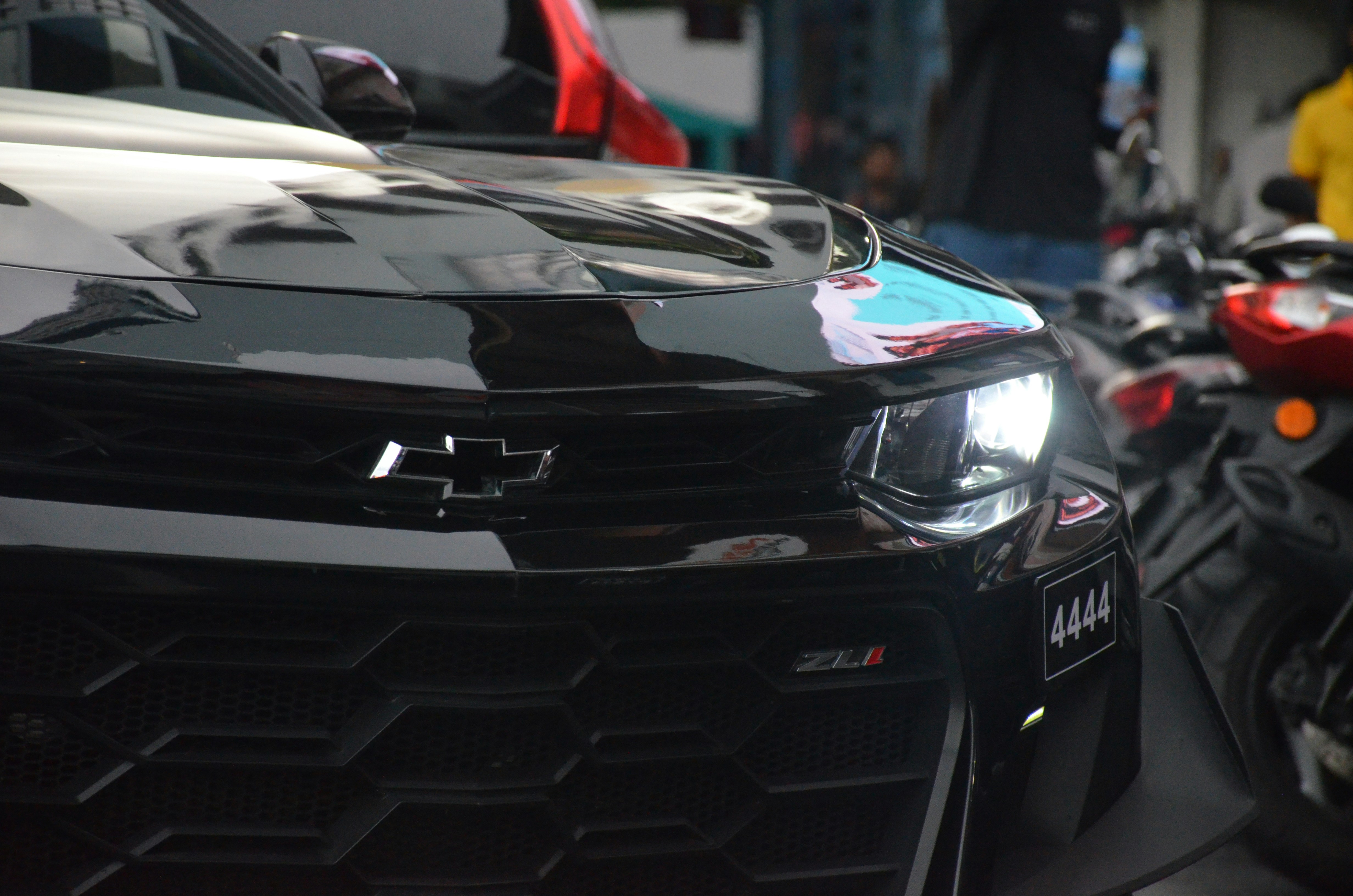 Une voiture de sport noire
