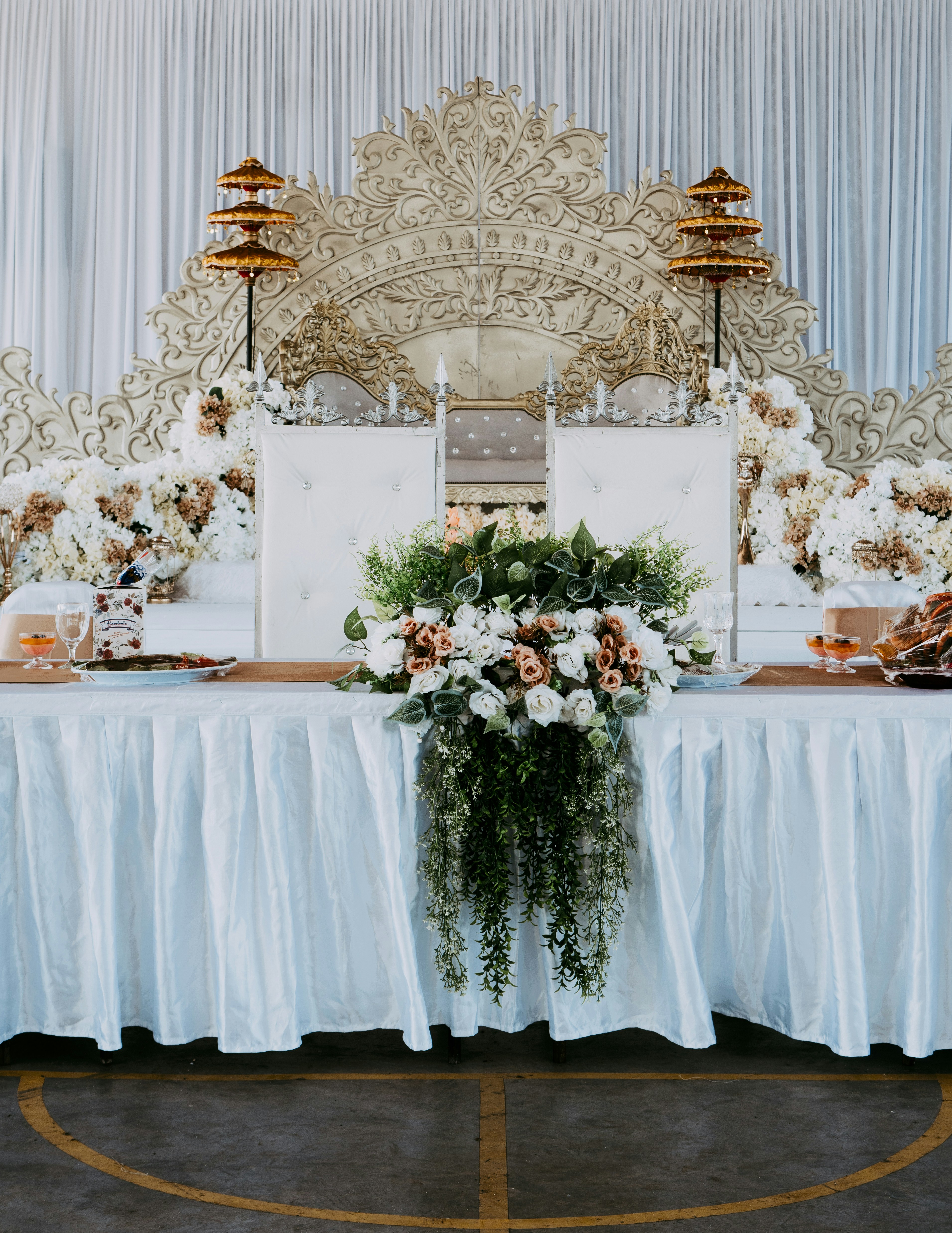 wedding reception table layout, ilustrasi artikel Effortless Wedding Seating Chart: Banishing Drama for Your Big Day 6
