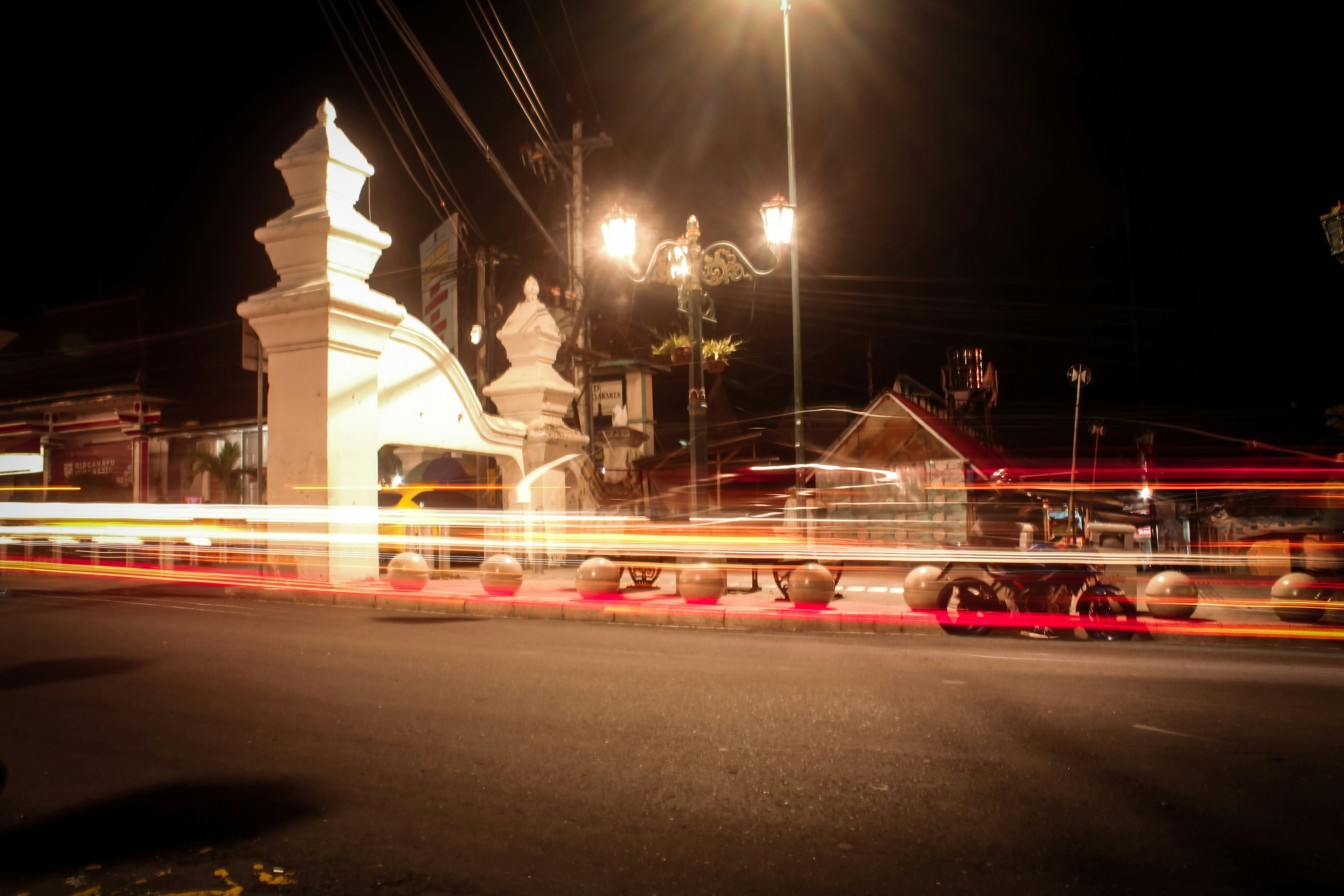 Eine Statue auf einer Brücke