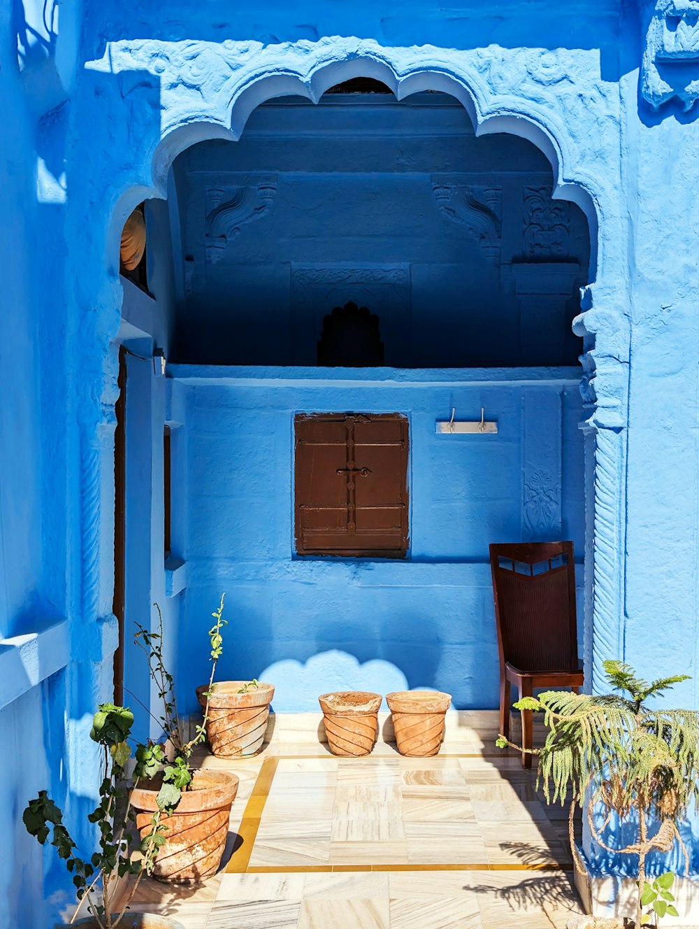 uma porta azul com uma janela