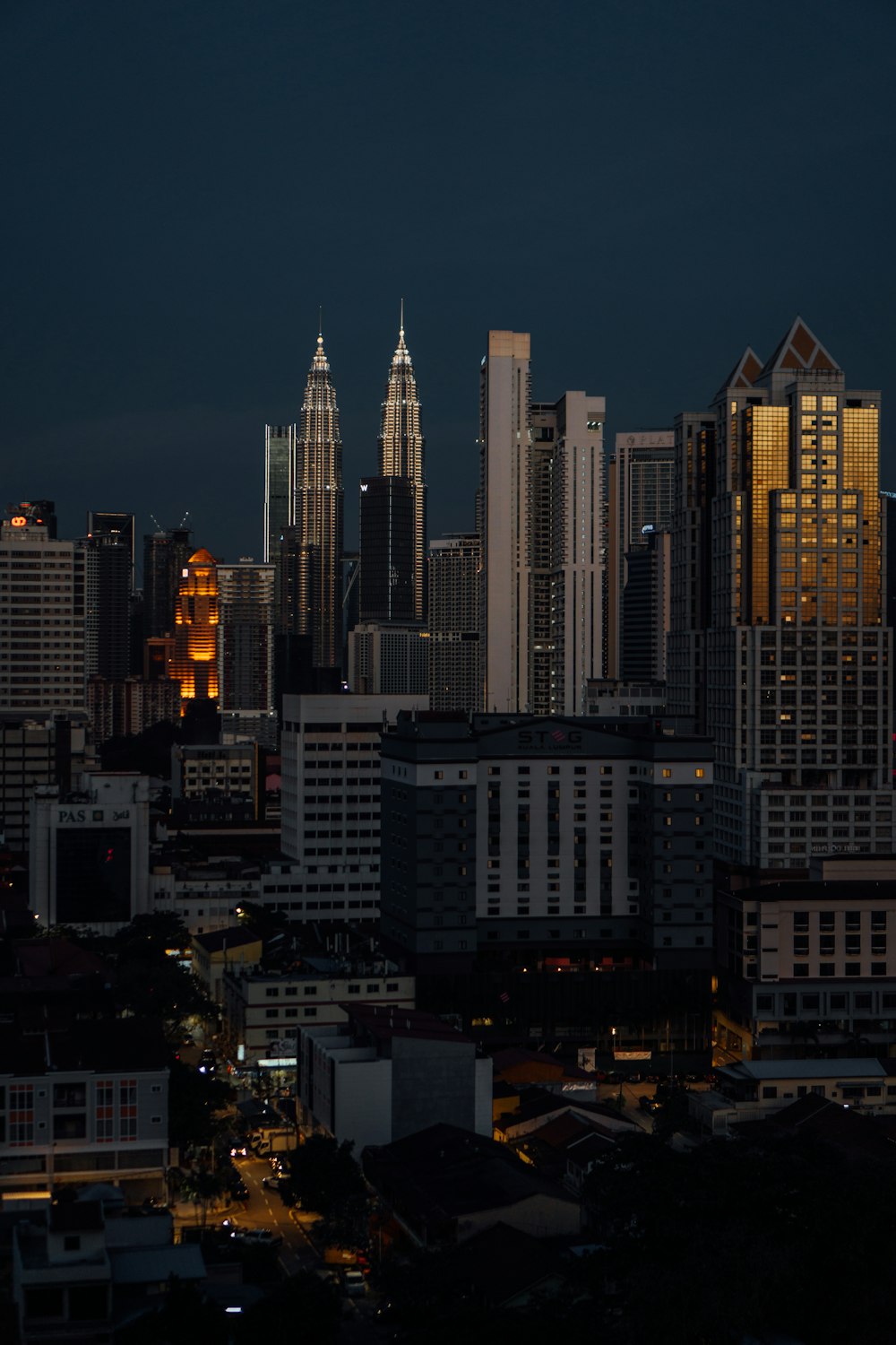 uma cidade com edifícios altos