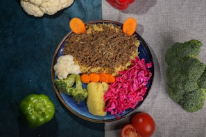 A vibrant plate of low carb, low sodium meals showcasing healthy eating.