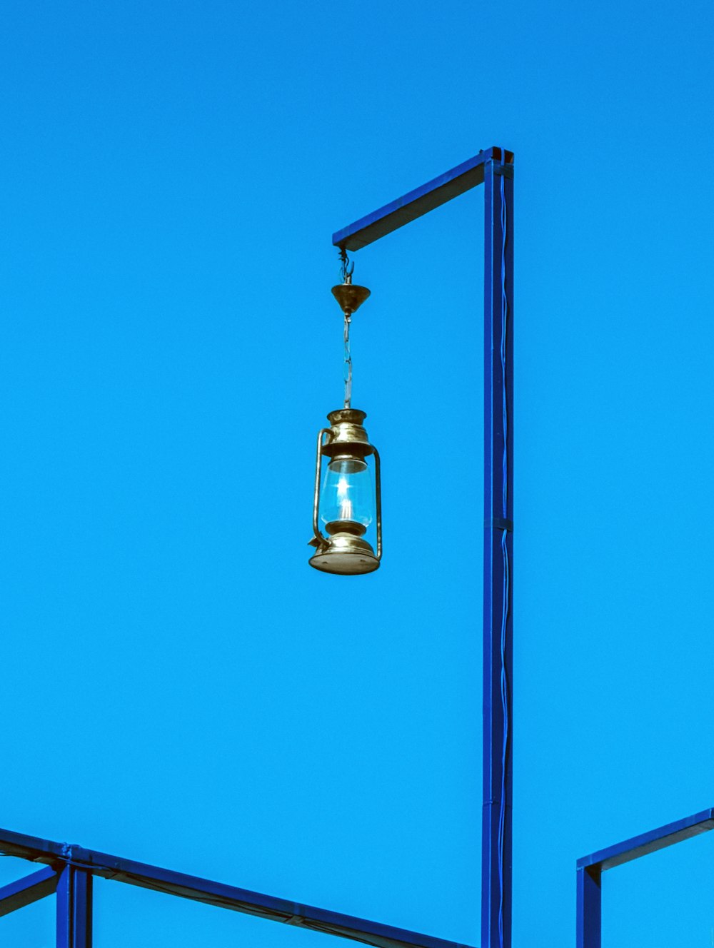 una lámpara en un poste