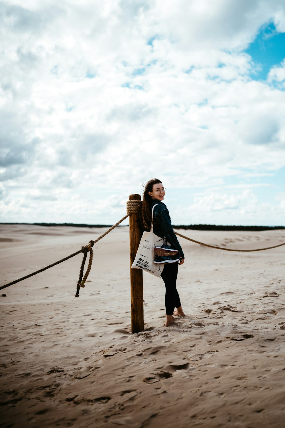 Ein Mann hält ein Schild am Strand