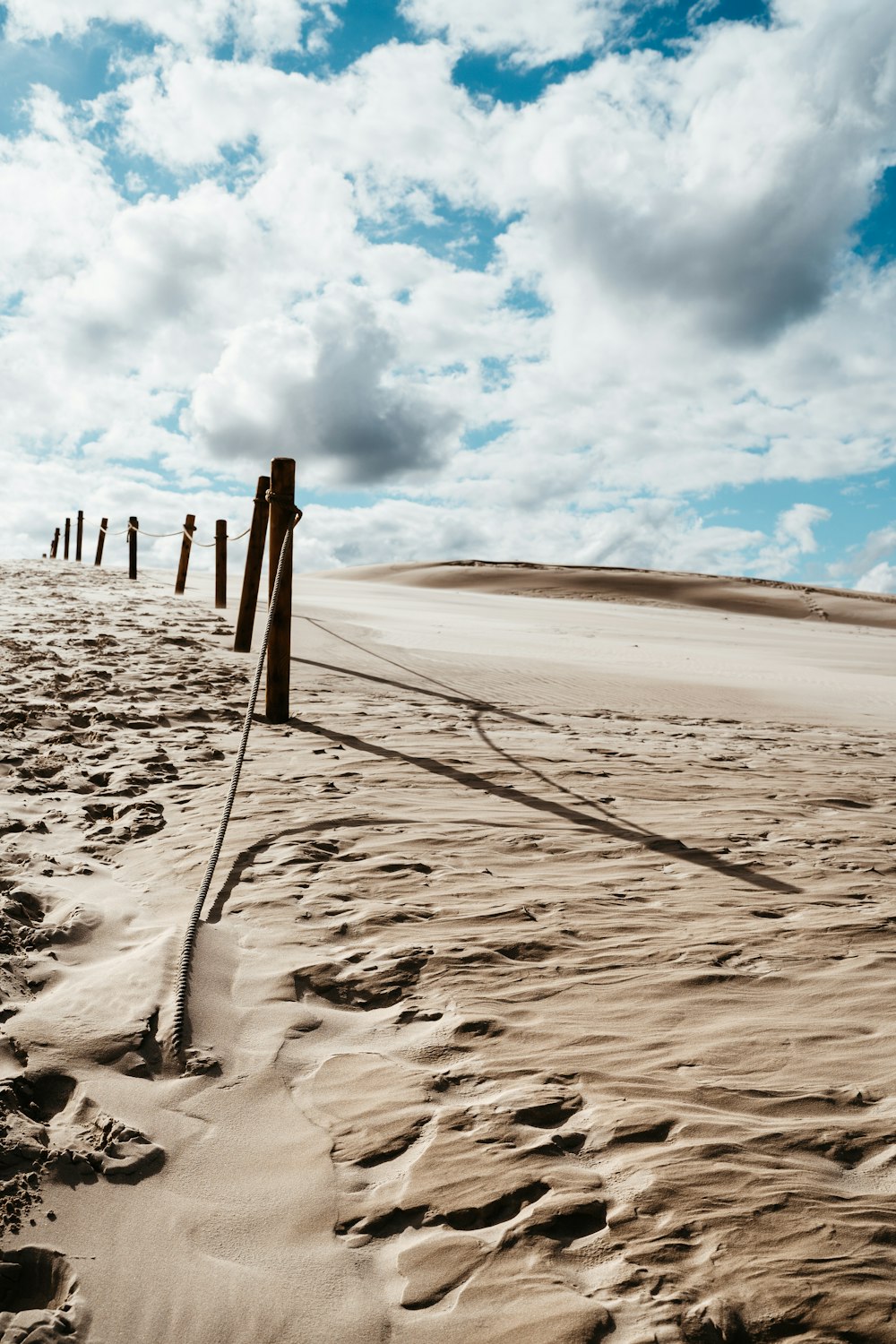 une plage de sable avec une clôture