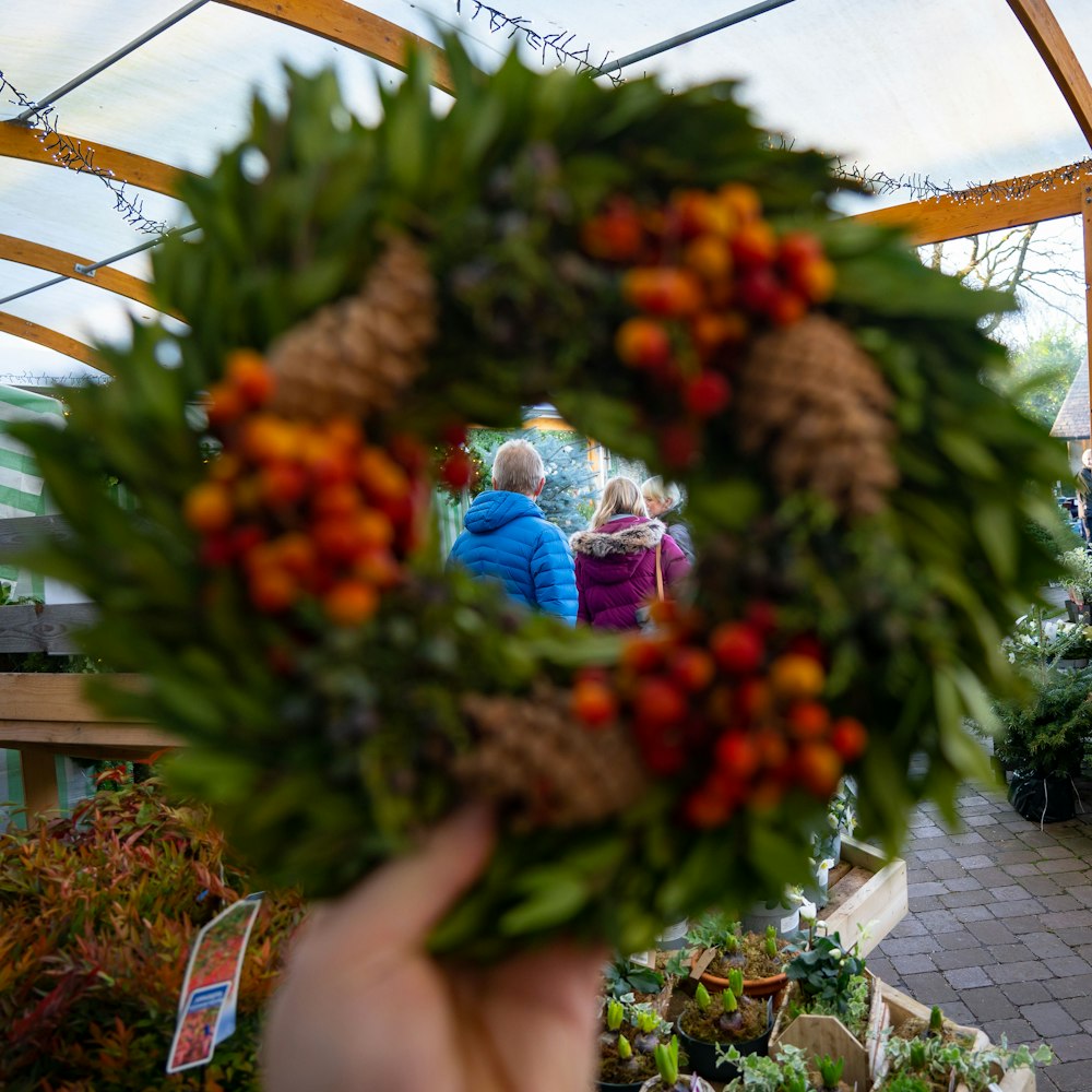 una mano che tiene un mazzo di fiori