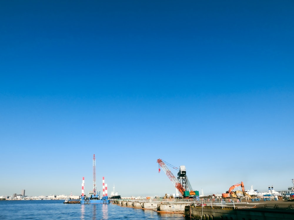 Các cơ sở cảng của Nhật Bản đóng vai trò là trung tâm thương mại quan trọng.
