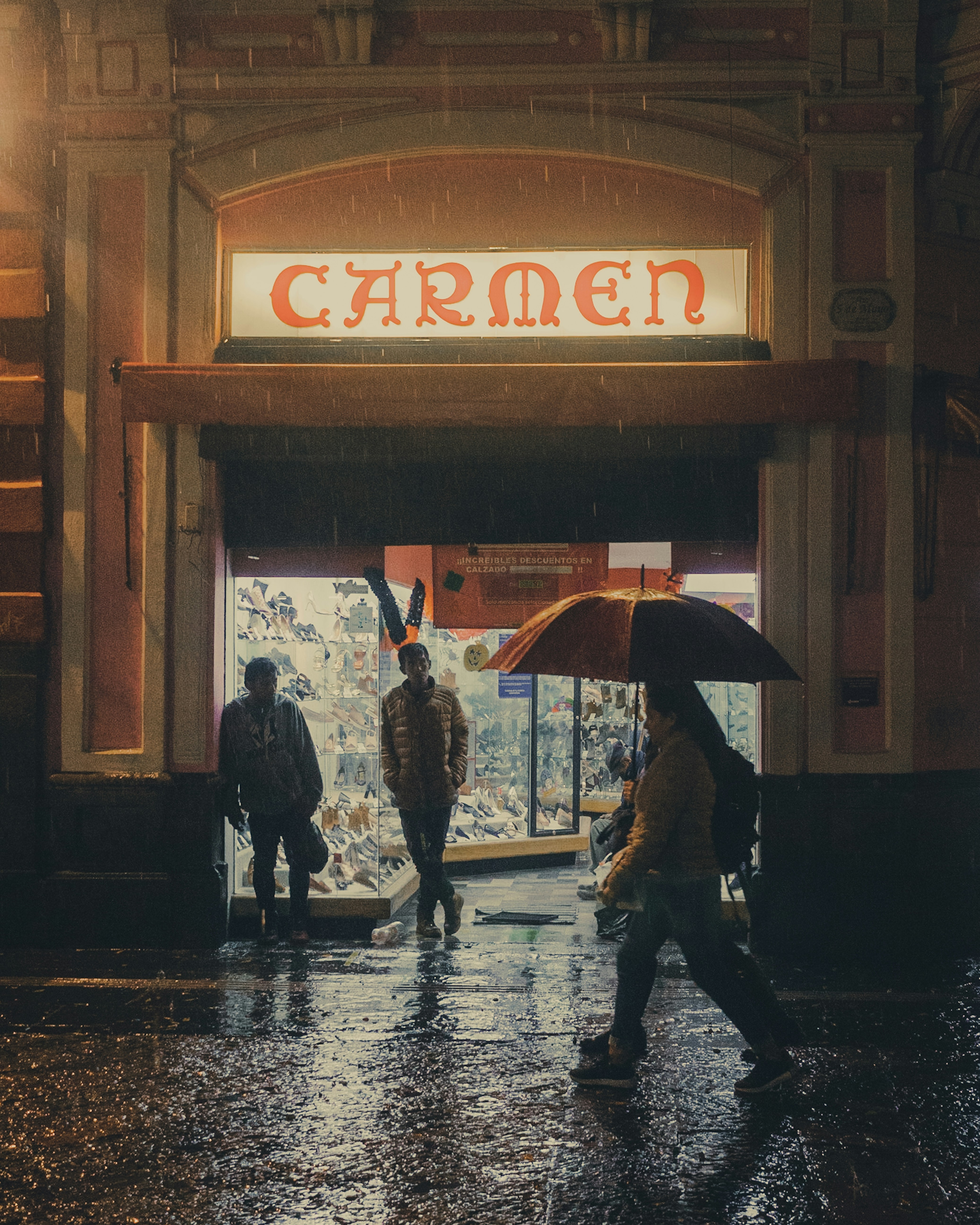 personnes marchant sous un parapluie