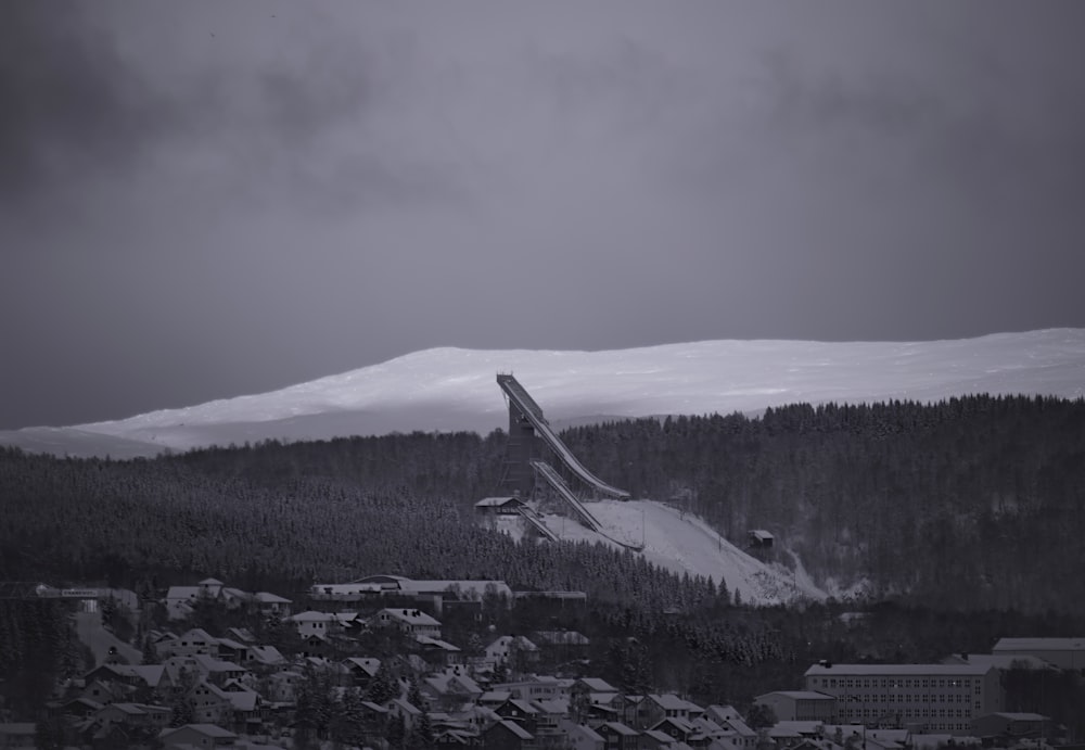 Una gran montaña con una montaña cubierta de nieve al fondo