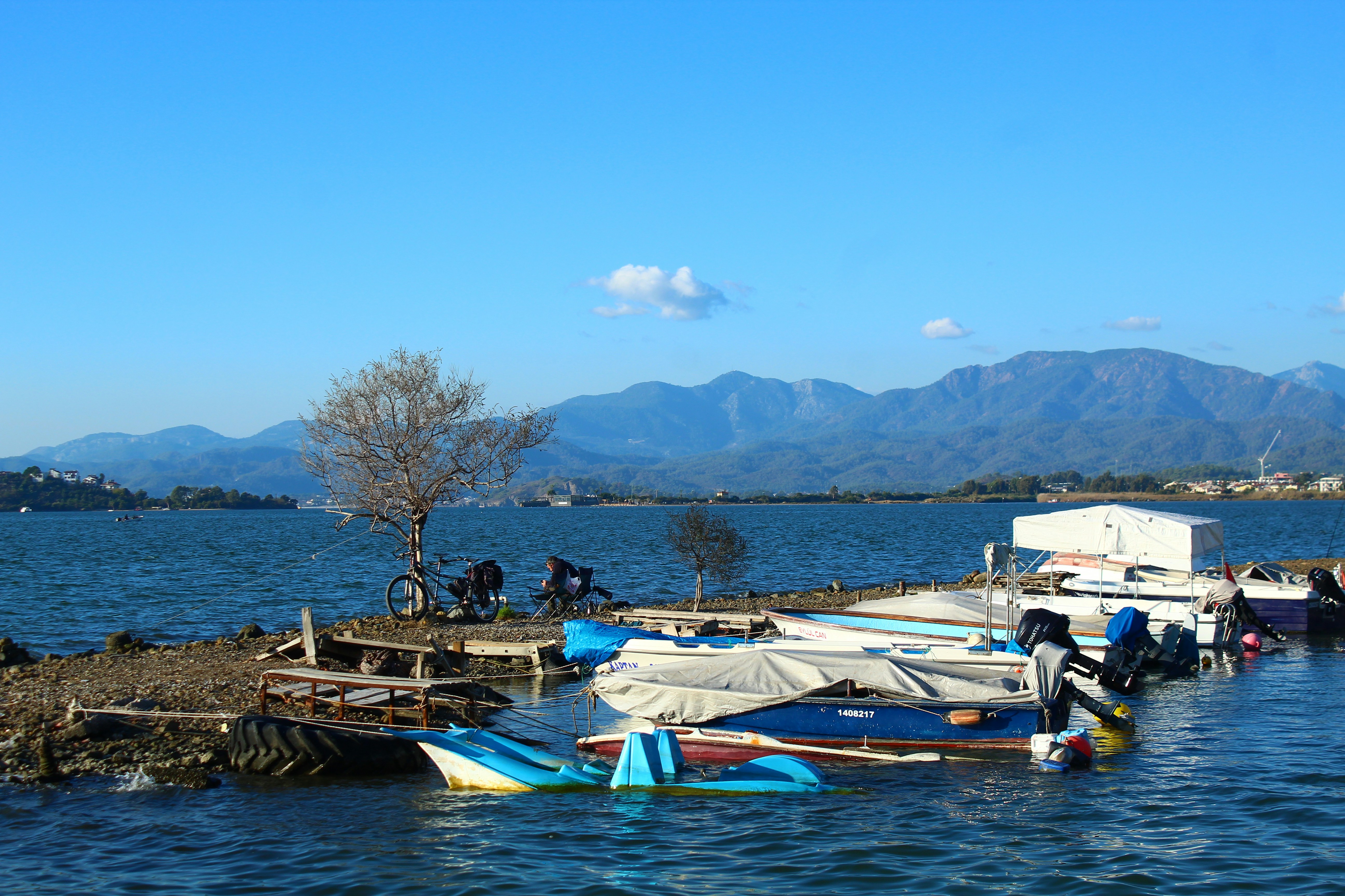 Groupe de bateaux colorés amarrés dans un port de plaisance en Turquie