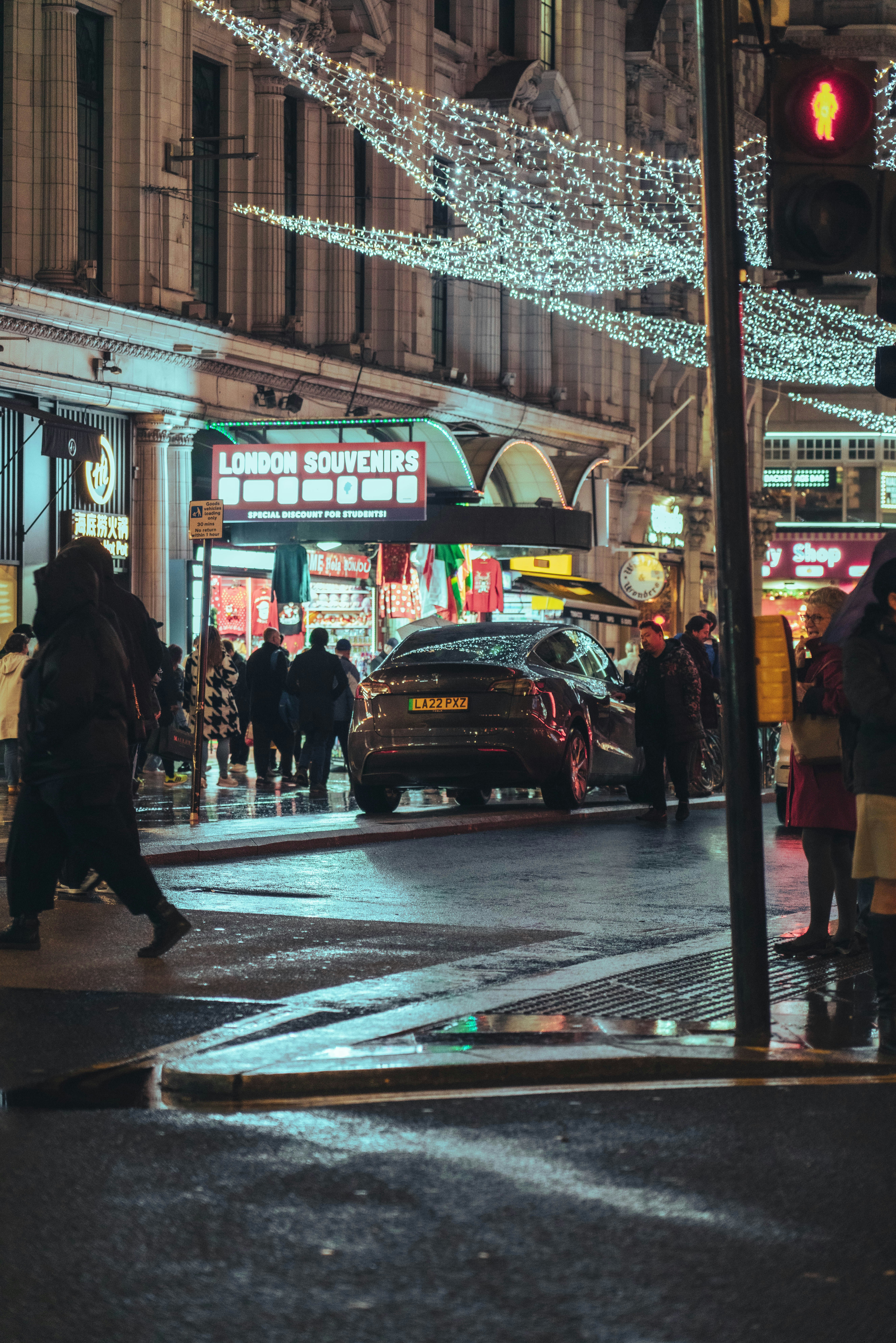 Une voiture dans une rue avec de l’eau qui coule du toit photo Photo Urbain Gratuite sur Unsplash