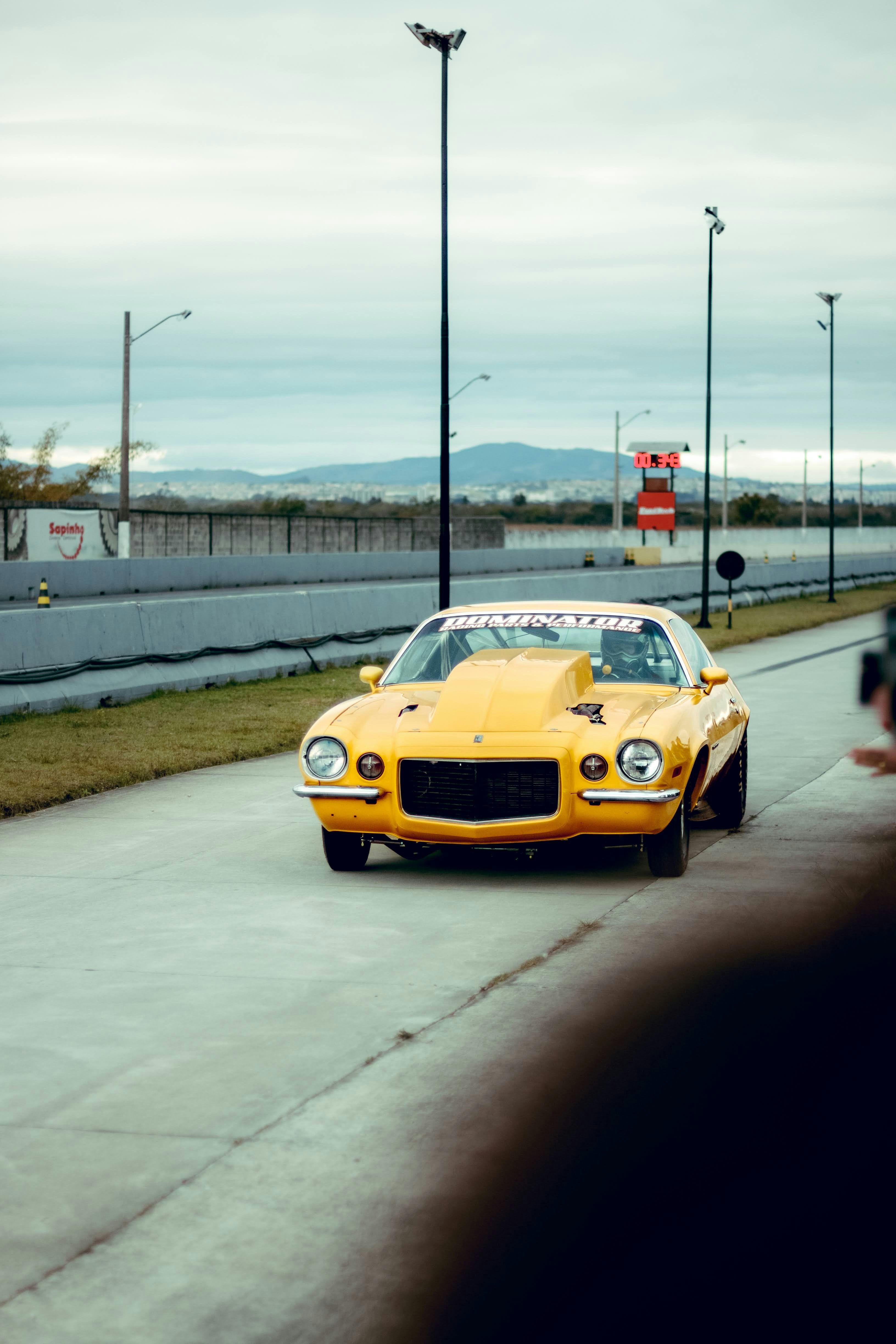 Camaro ZL1 track race, ilustrasi artikel Unleash the Beast: Chevrolet Camaro ZL1 Wallpapers for Modern Muscle Enthusiasts 4