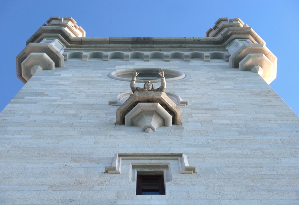 un edificio con una grande scalinata