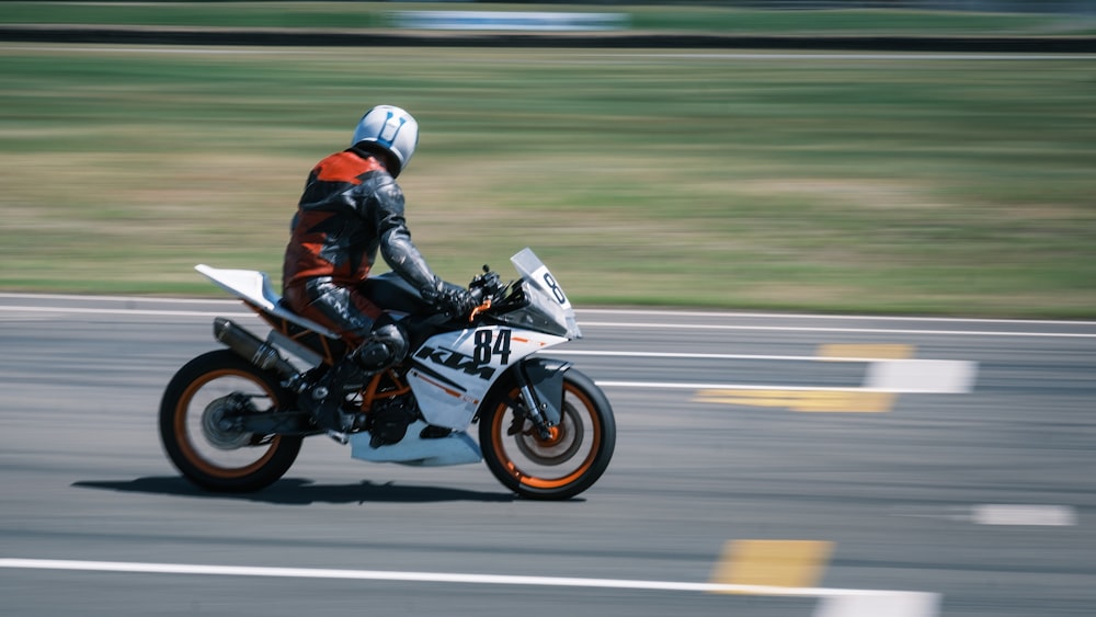 Un hombre montando una motocicleta