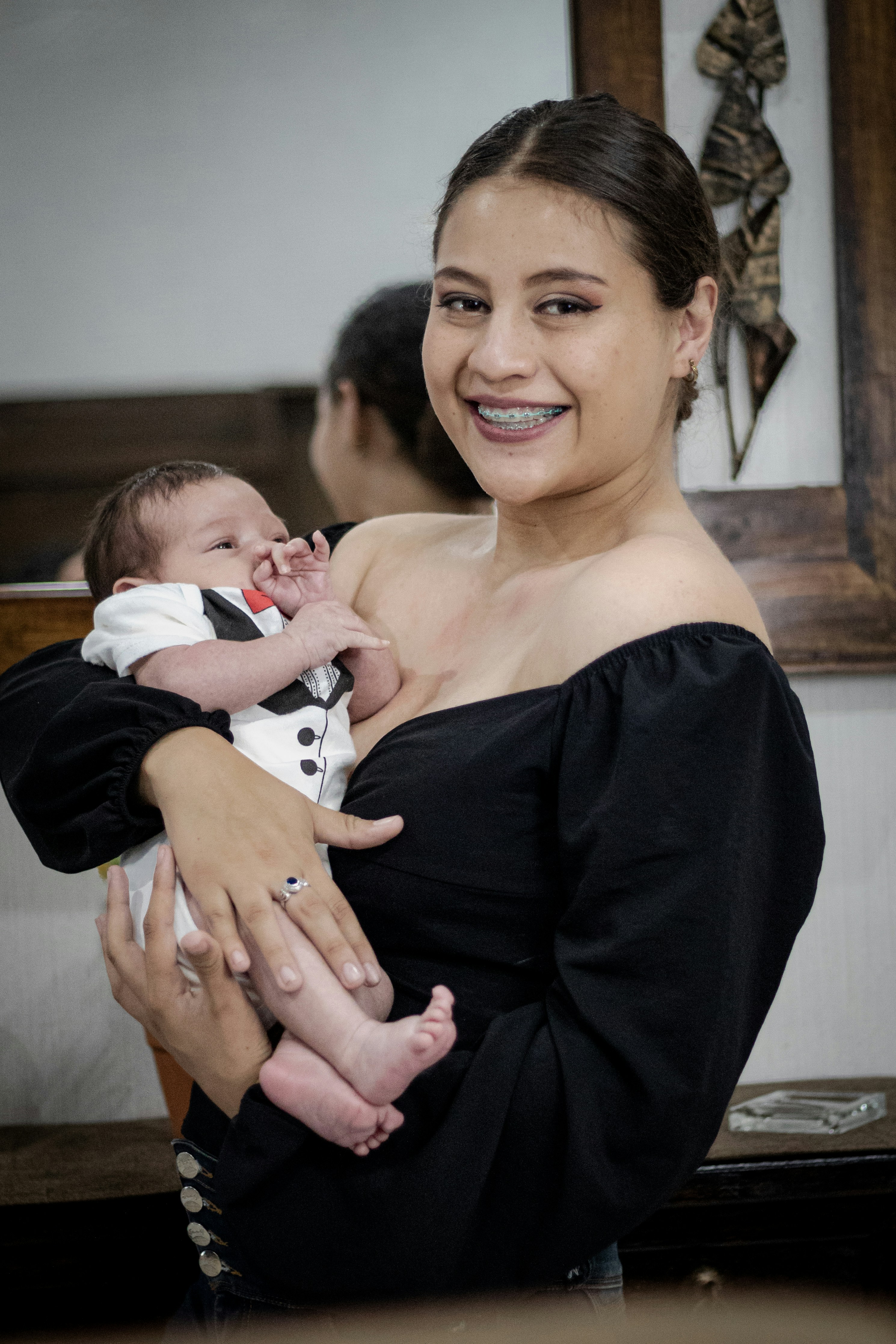 seseorang menggendong bayi