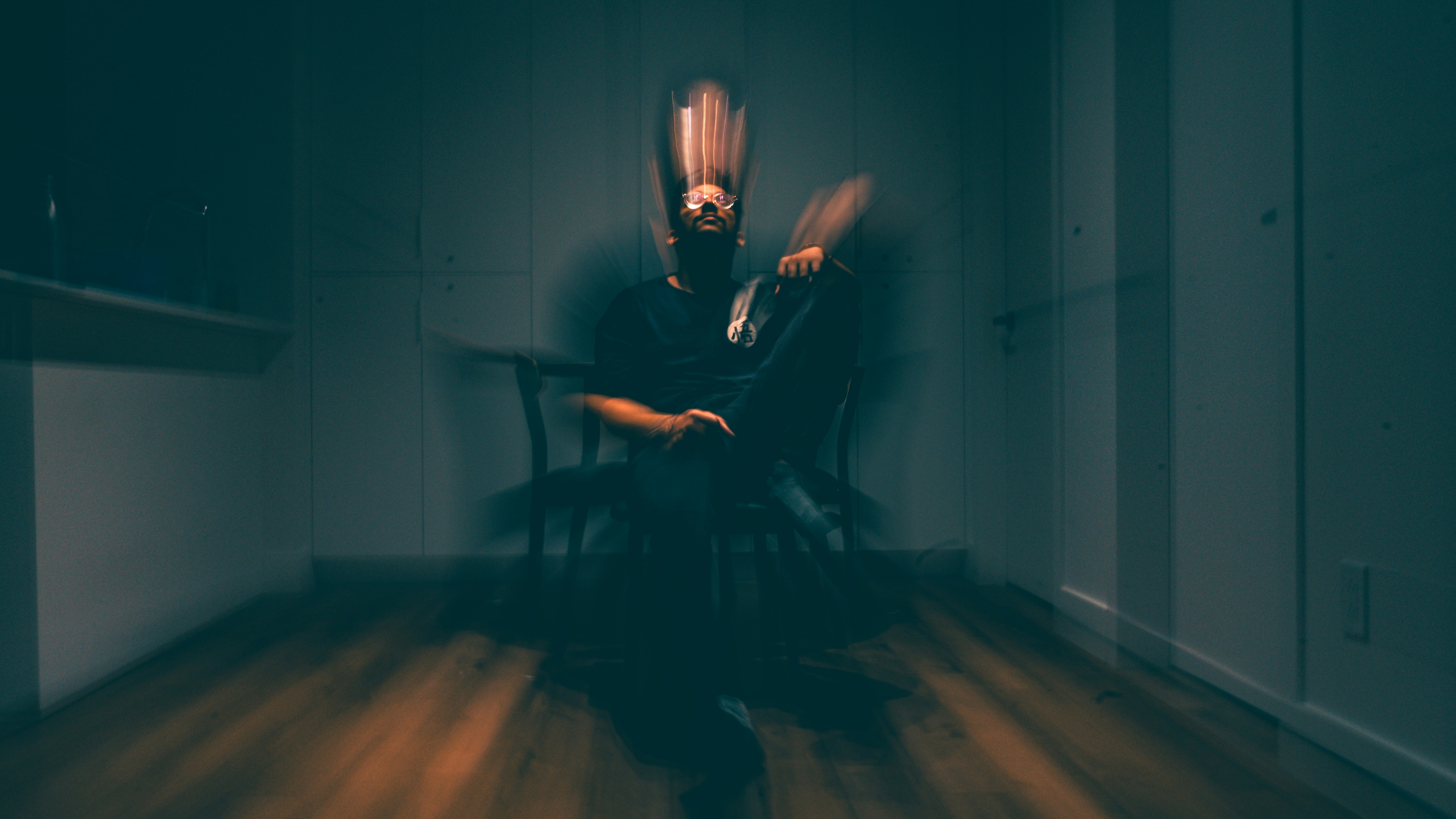 uma pessoa segurando um sabre de luz